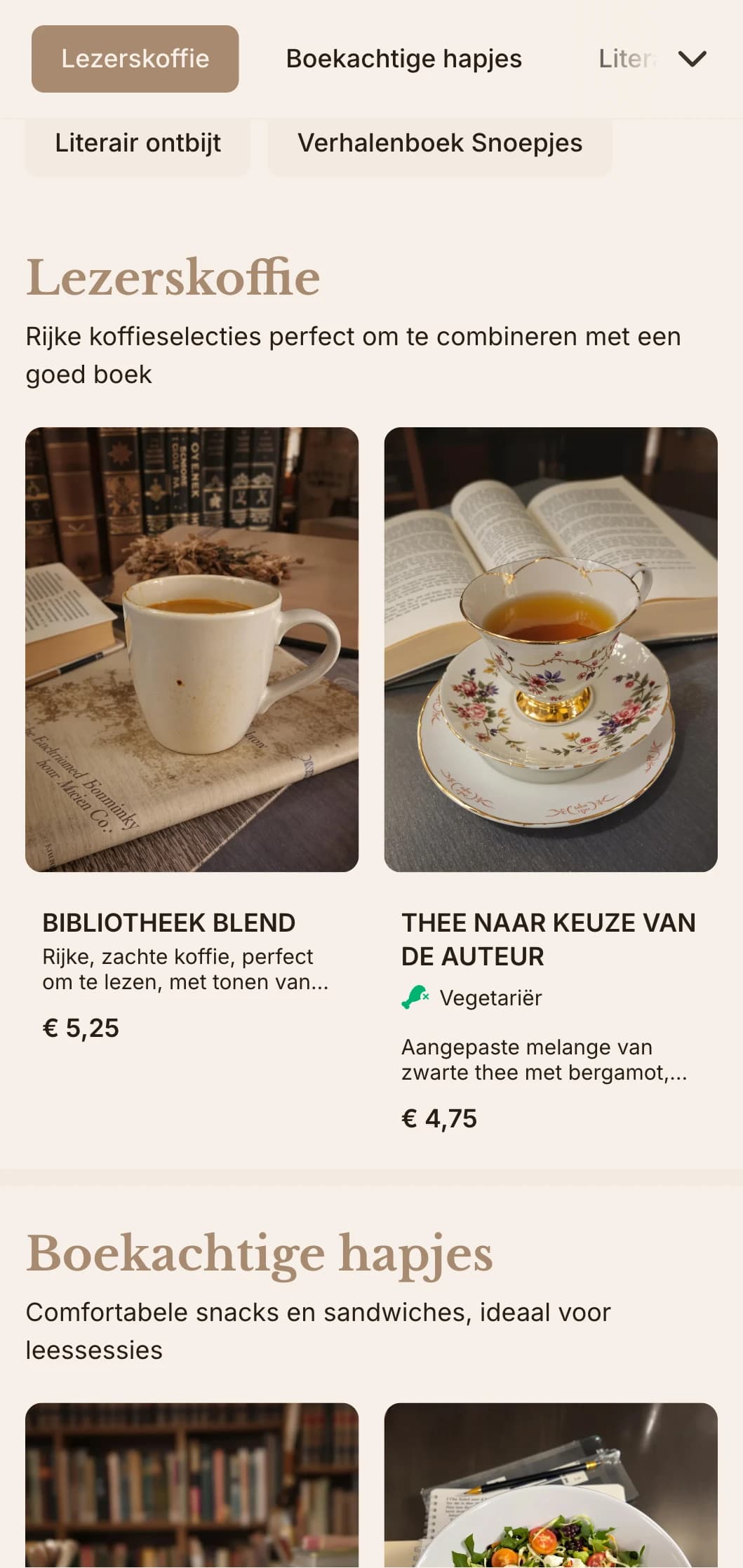 Warmbruin ontwerp met literaire elementen voor boekwinkelcafés en leesruimtes.