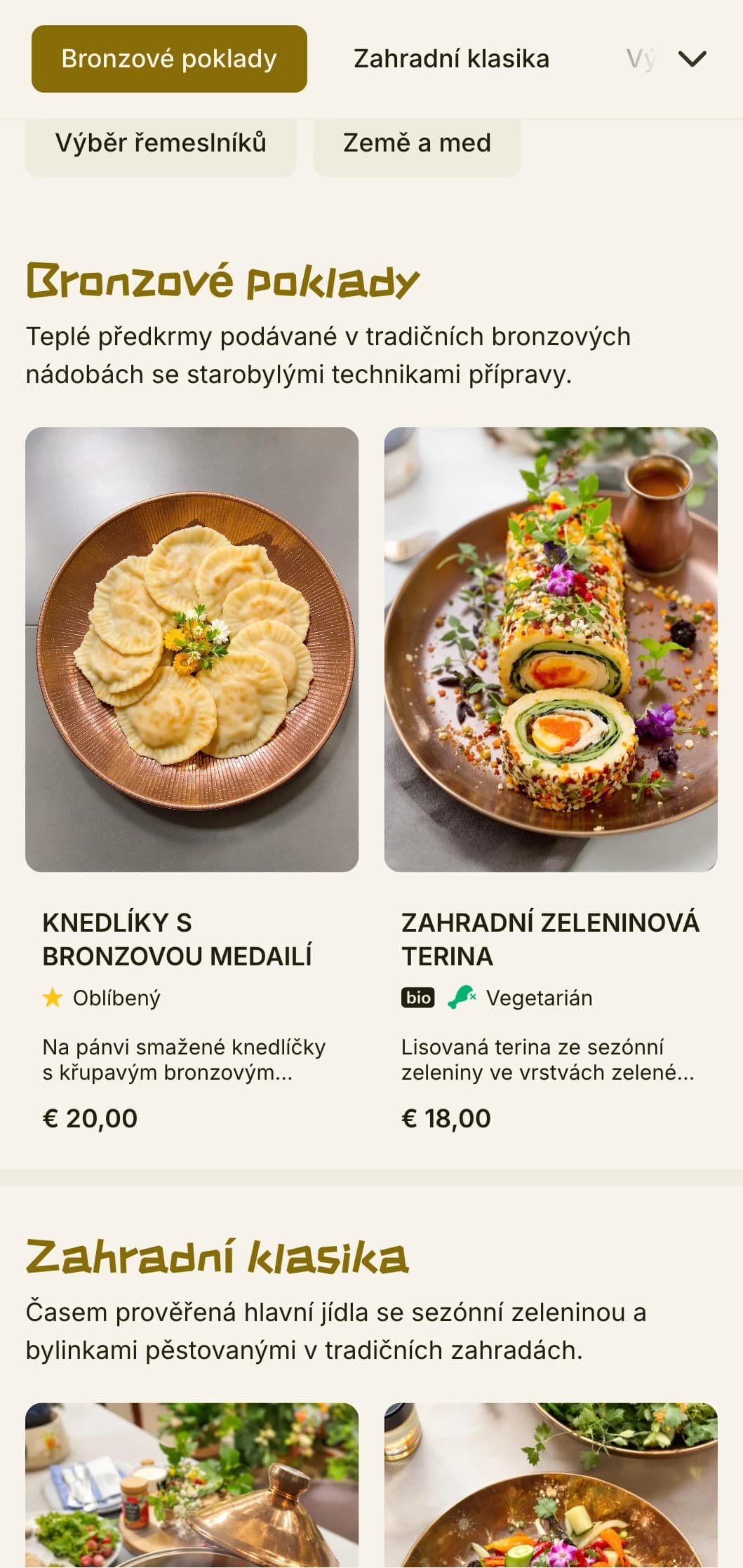 Teplý čínský design jídelního lístku kombinující bronzové artefakty a zahradní prvky se zemitými tóny pro autentickou kuchyni.