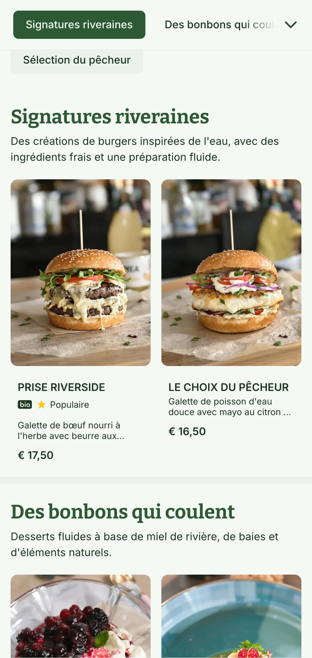 L'expérience d'un hamburger en bord de mer avec des éléments aquatiques et une palette naturelle bleu-vert.