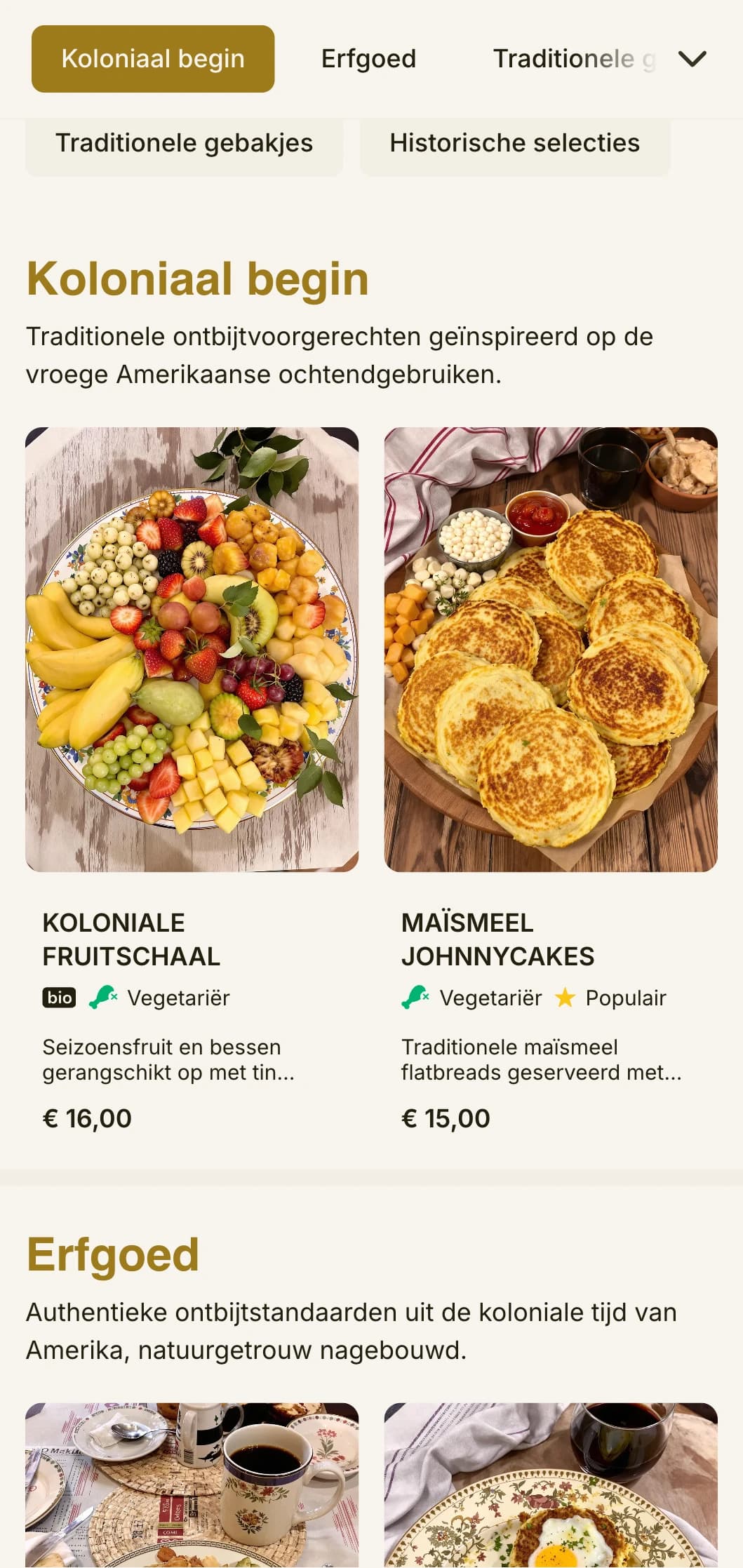 Traditionele ontbijtselecties geïnspireerd op de koloniale keuken, gepresenteerd met verfijnde historische elementen.
