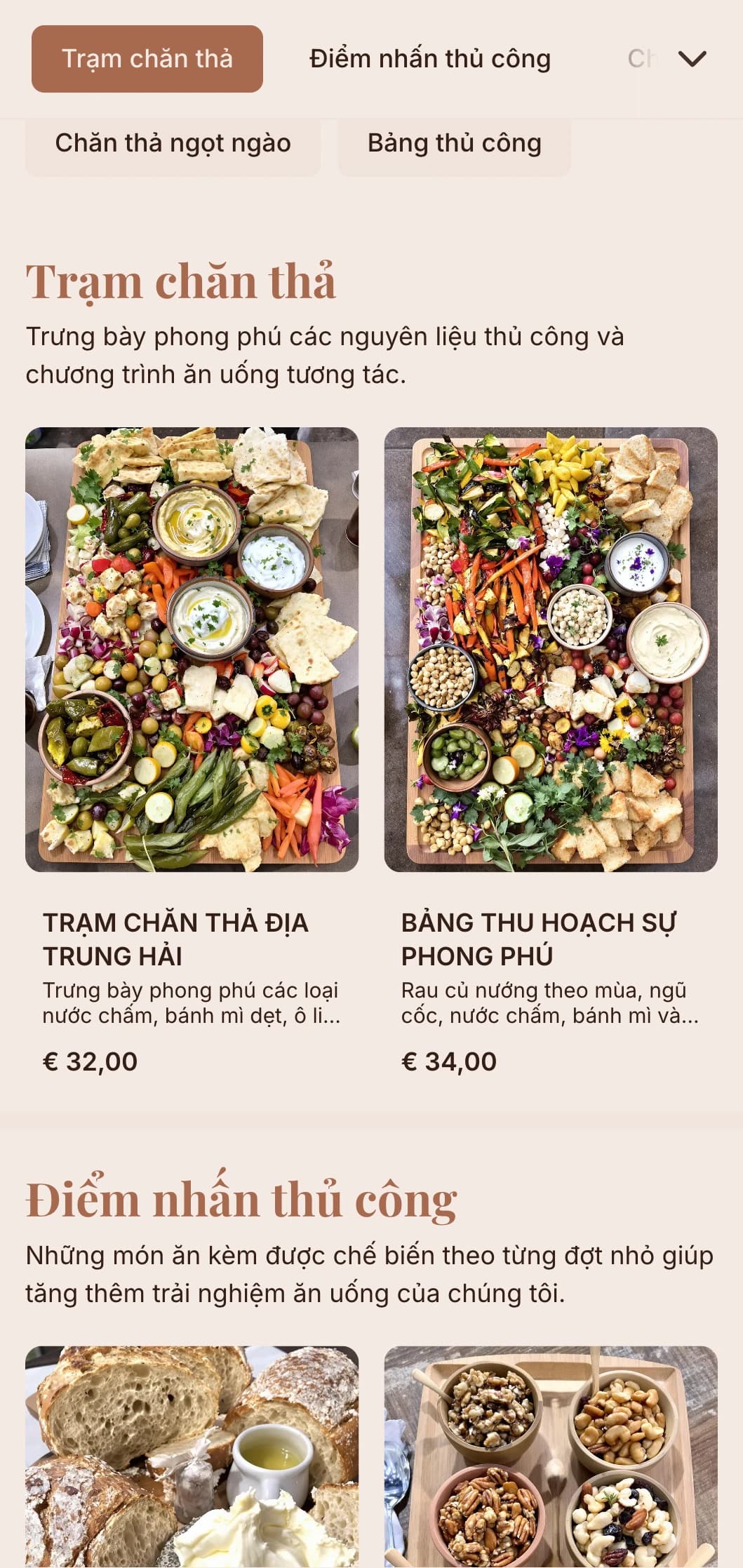 Bàn ăn sáng tạo với các loại pho mát thủ công, thịt xông khói và đồ ăn kèm thủ công cho các buổi tụ họp xã hội.