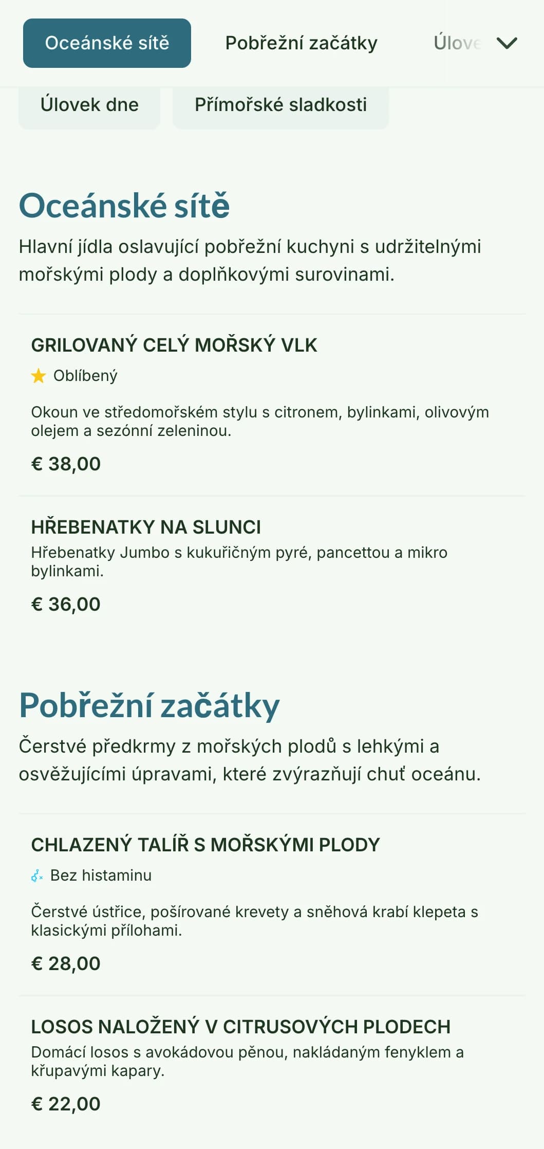 Svěží a vzdušný design jídelního lístku inspirovaný životem na pobřeží, s jemnou modrou barvou a přírodními texturami, ideální pro restaurace s mořskými plody.