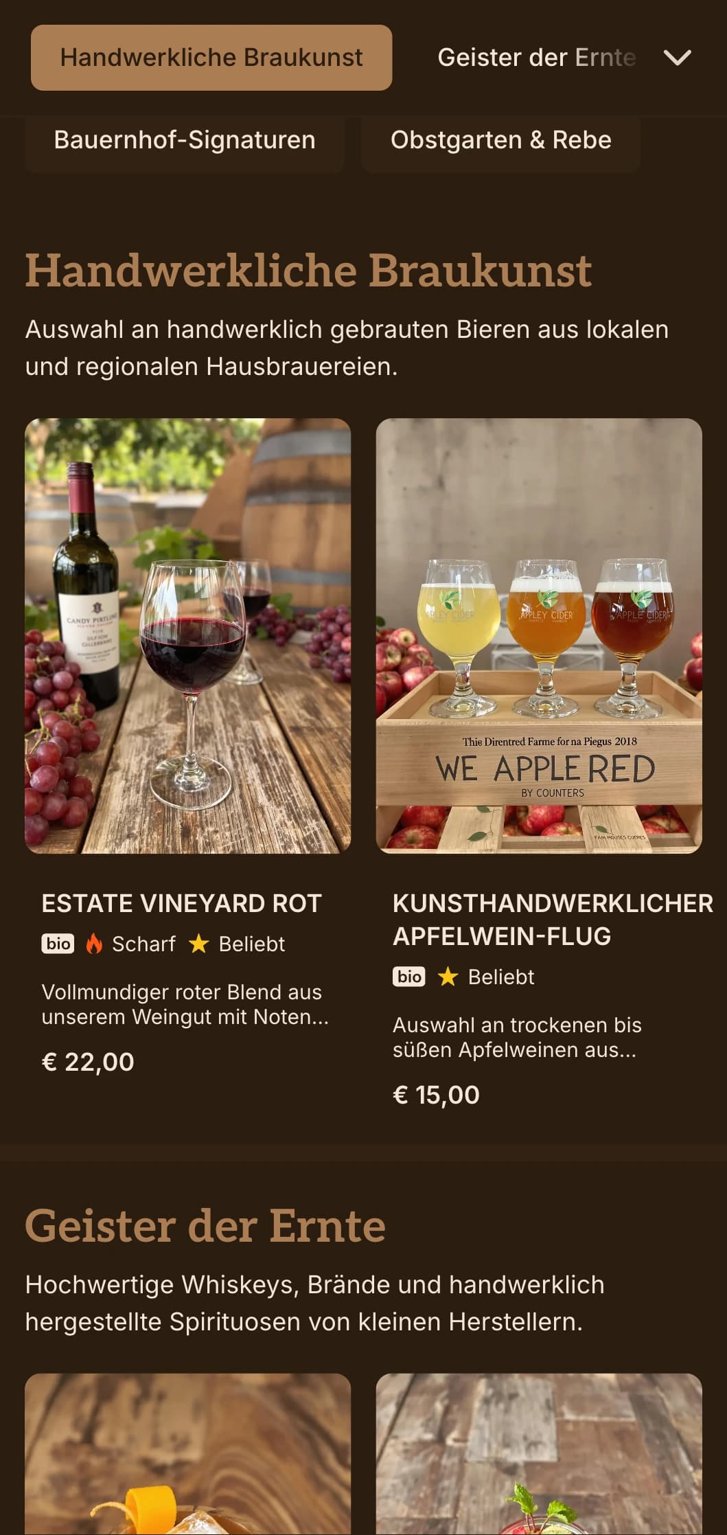 Rustikale Holztexturen mit handgefertigten Elementen für Cocktails vom Bauernhof bis zum Glas.