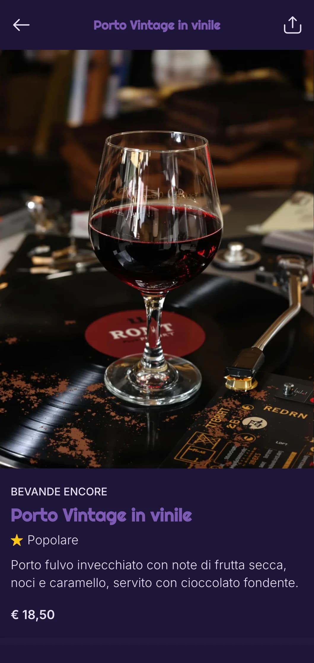 Design viola intenso con sottili elementi musicali per whisky bar con jazz dal vivo.