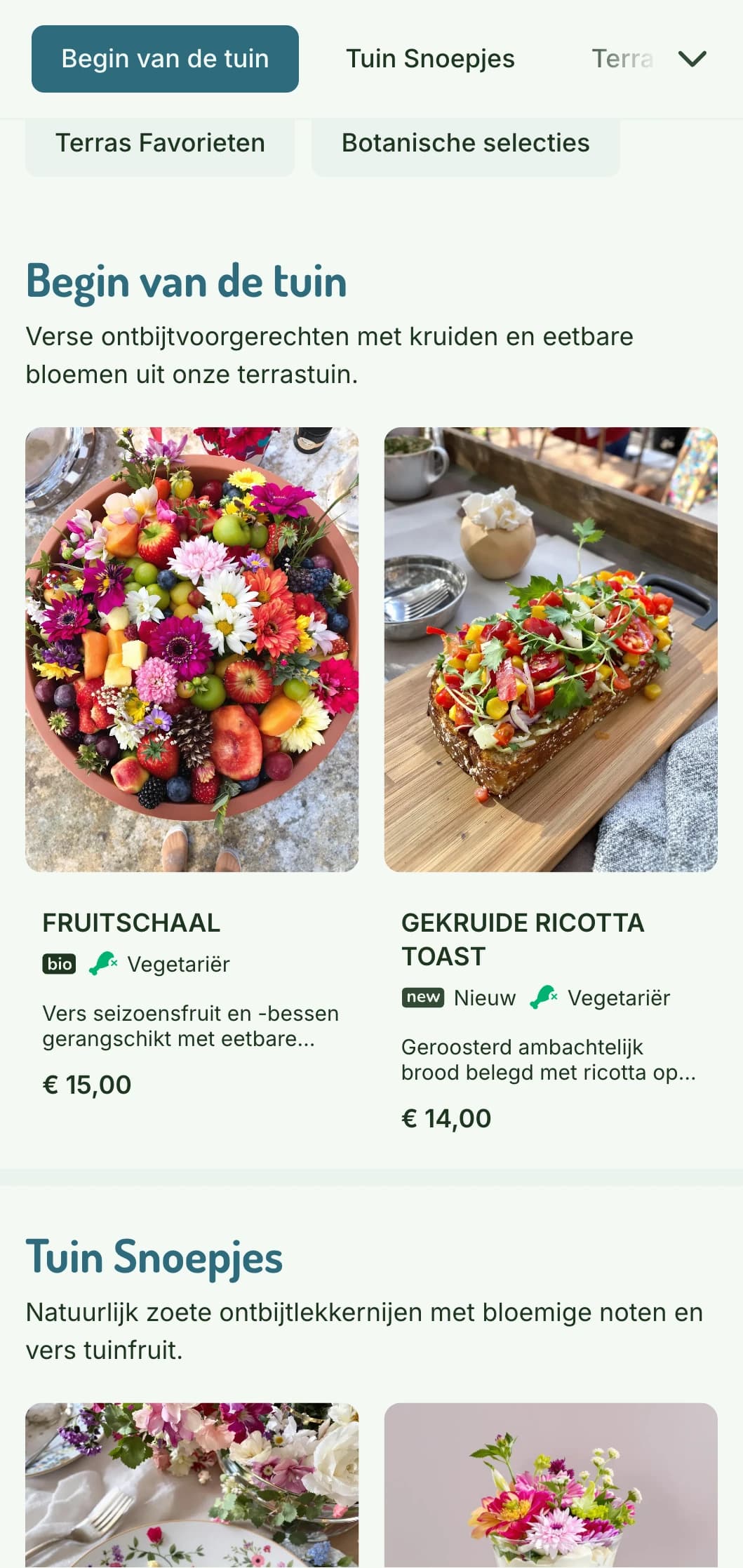 Vers, levendig ontbijt geserveerd in een door de tuin geïnspireerde omgeving met botanische invloeden en natuurlijke elementen.