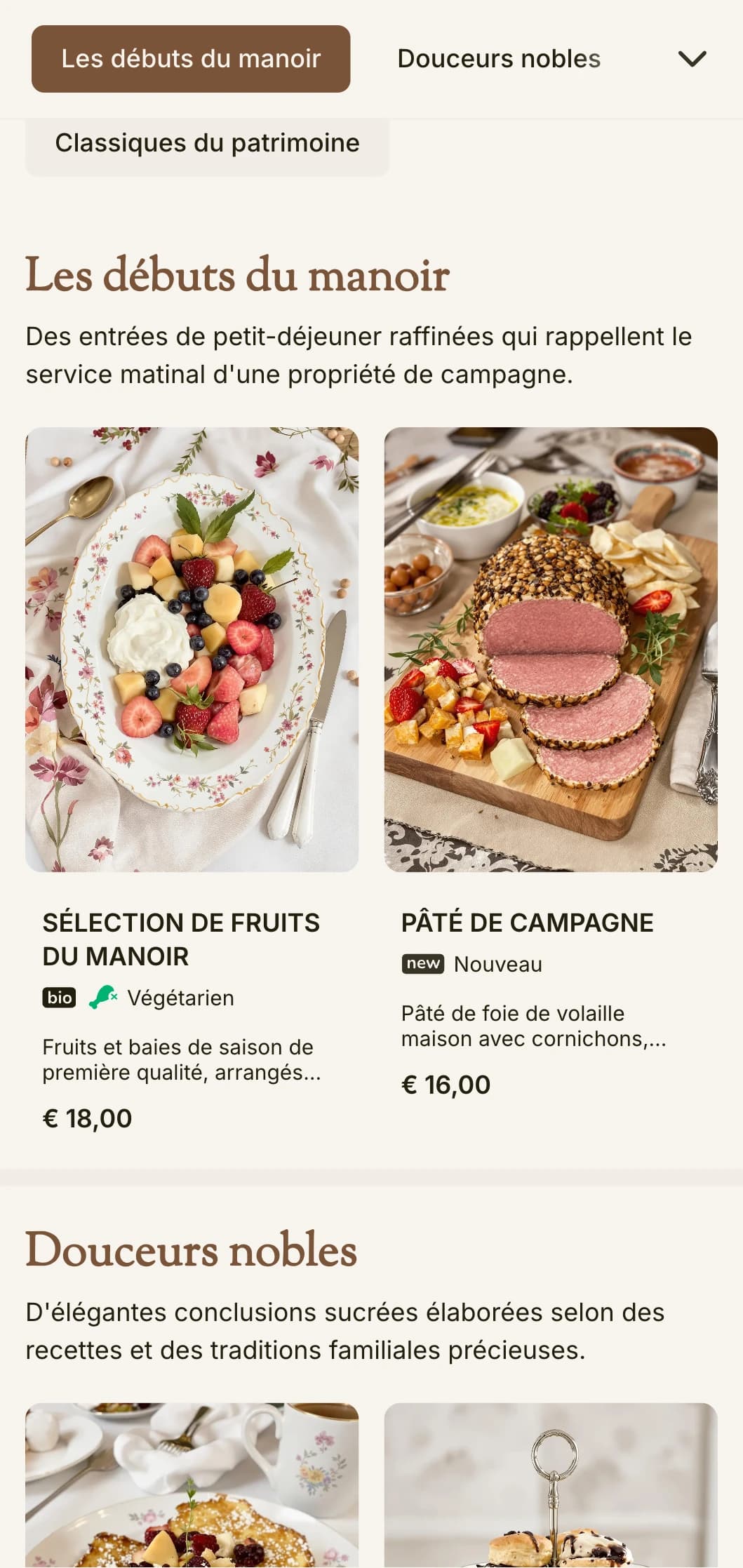 Des offres matinales distinguées qui rappellent les repas d'une propriété de campagne, présentés avec une élégance traditionnelle.