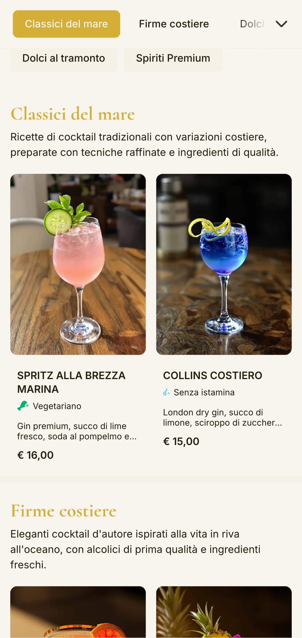 Un design sofisticato di ispirazione costiera per bar di lusso sulla spiaggia e nei resort, caratterizzato da un'elegante tipografia e da accenti dorati.
