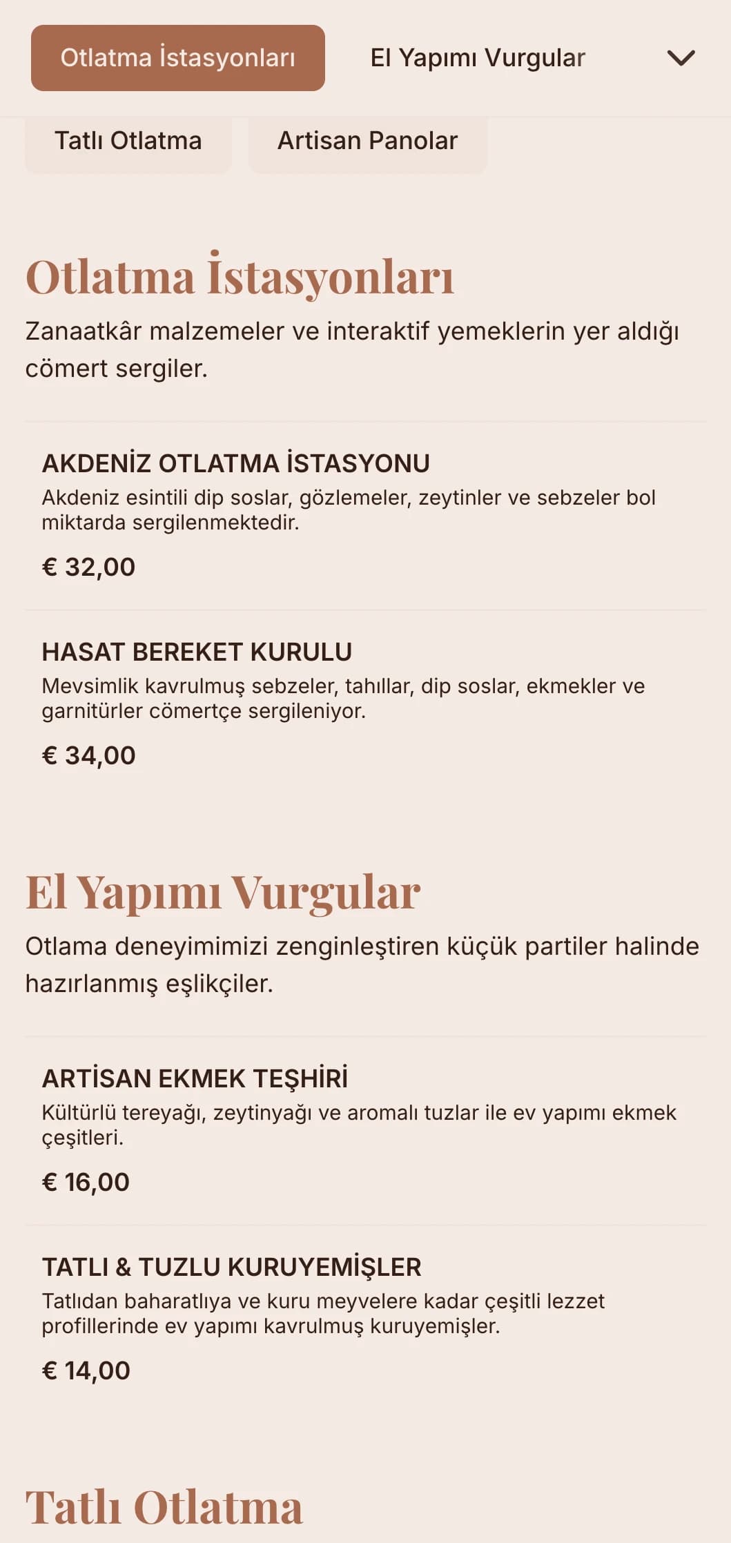 Sosyal toplantılar için zanaatkar peynirleri, kurutulmuş etleri ve el yapımı eşlikçileri içeren yaratıcı otlatma masaları ve panoları.