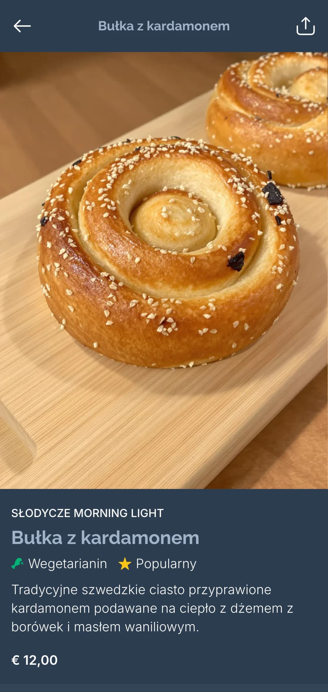Jasnoniebieski szablon o czystym designie, inspirowany skandynawskim porannym światłem dla współczesnych kawiarni.