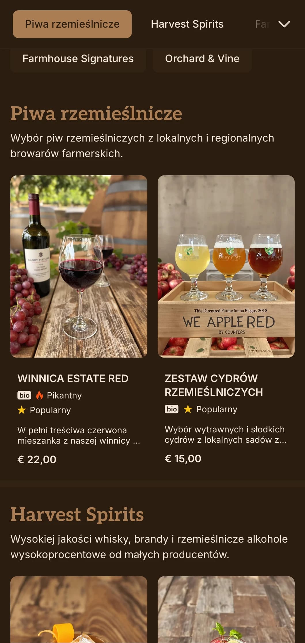 Rustykalne tekstury drewna z ręcznie wykonanymi elementami do koktajli od farmy do szklanki.