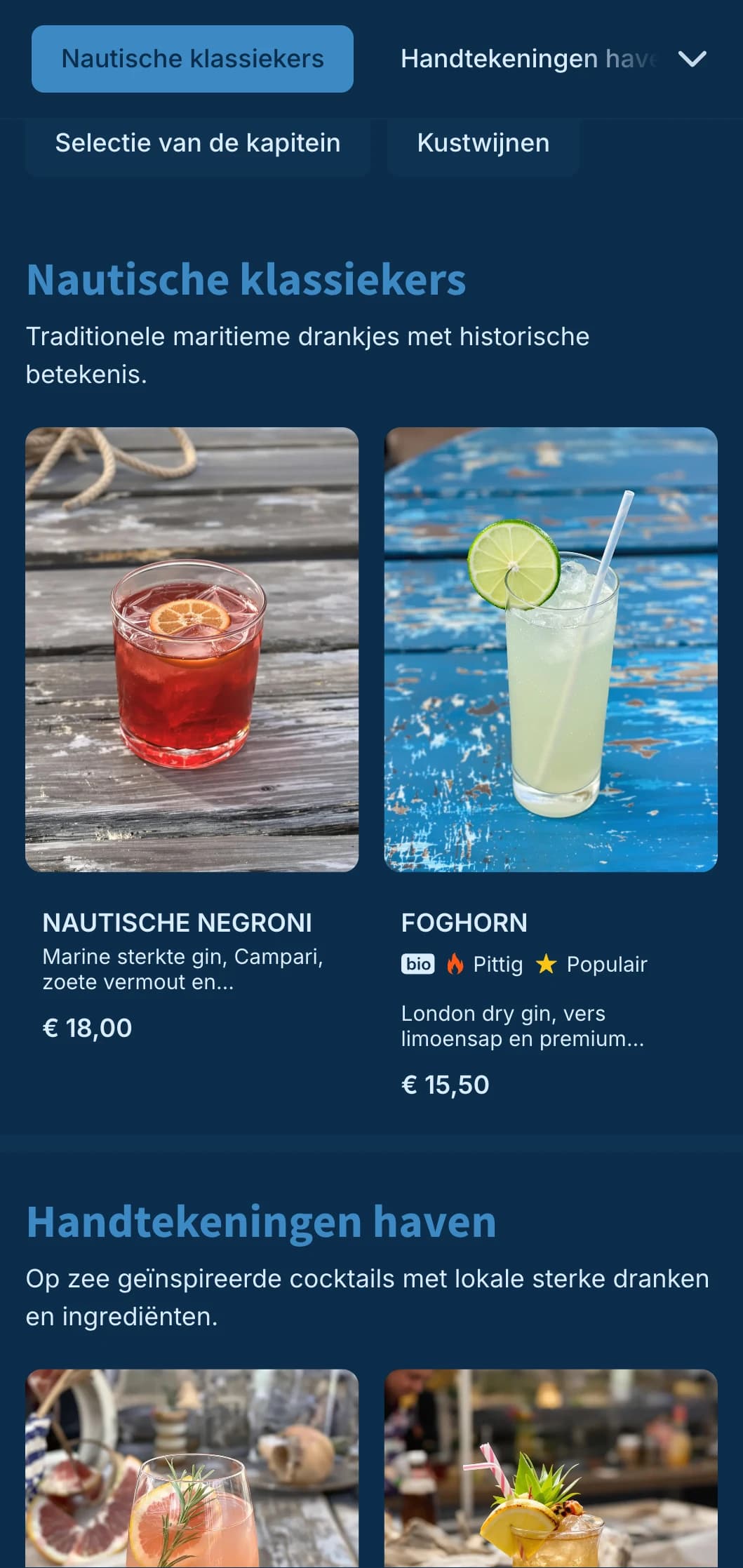 Nautisch blauw ontwerp met subtiele maritieme elementen voor cocktailbars aan het water.