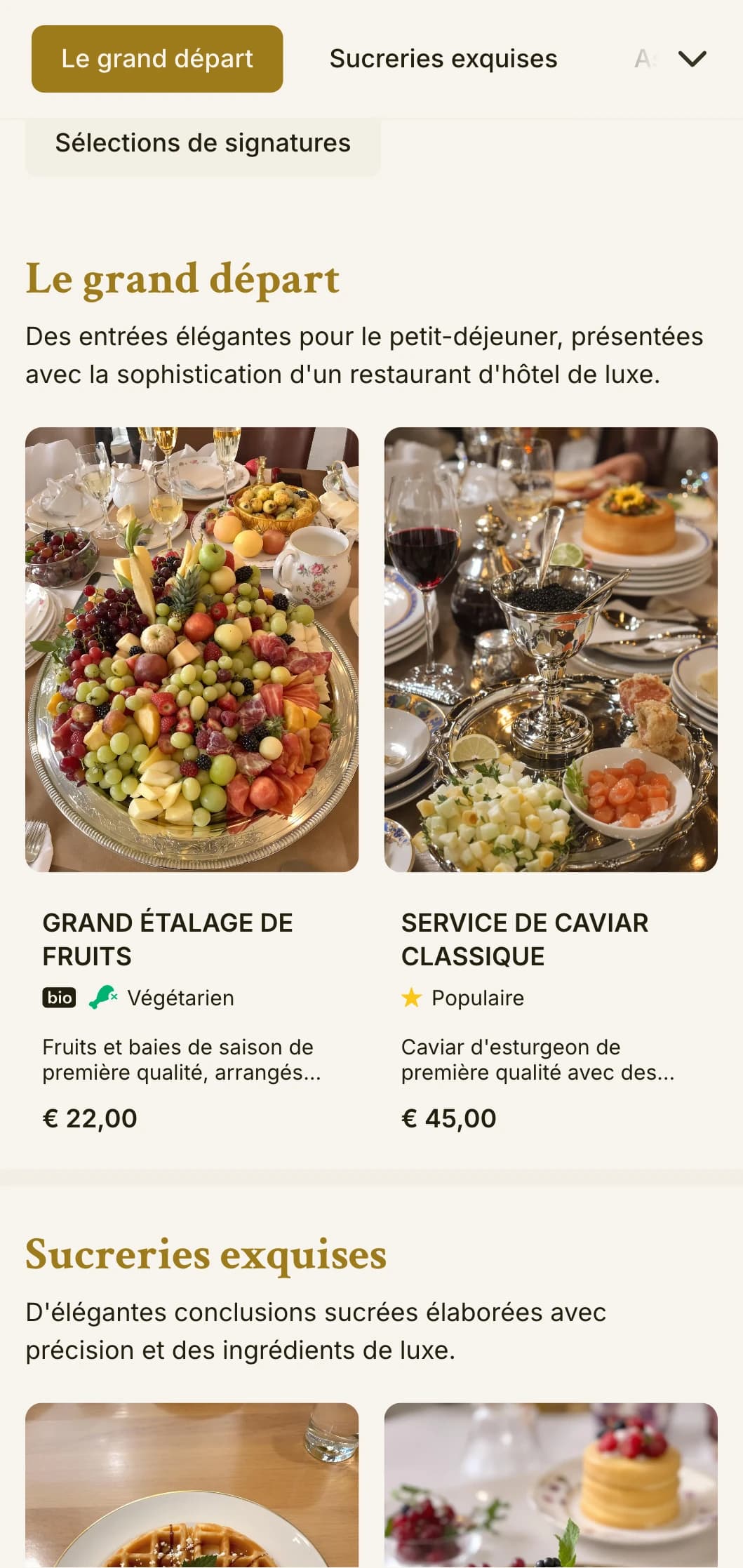 Dîner matinal sophistiqué avec des ingrédients de première qualité et une présentation élégante dans la tradition des grands hôtels.