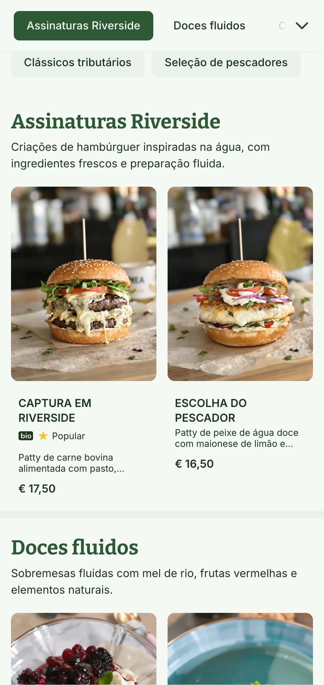 Experiência de hambúrguer à beira do rio com elementos aquáticos e uma paleta natural azul-esverdeada.