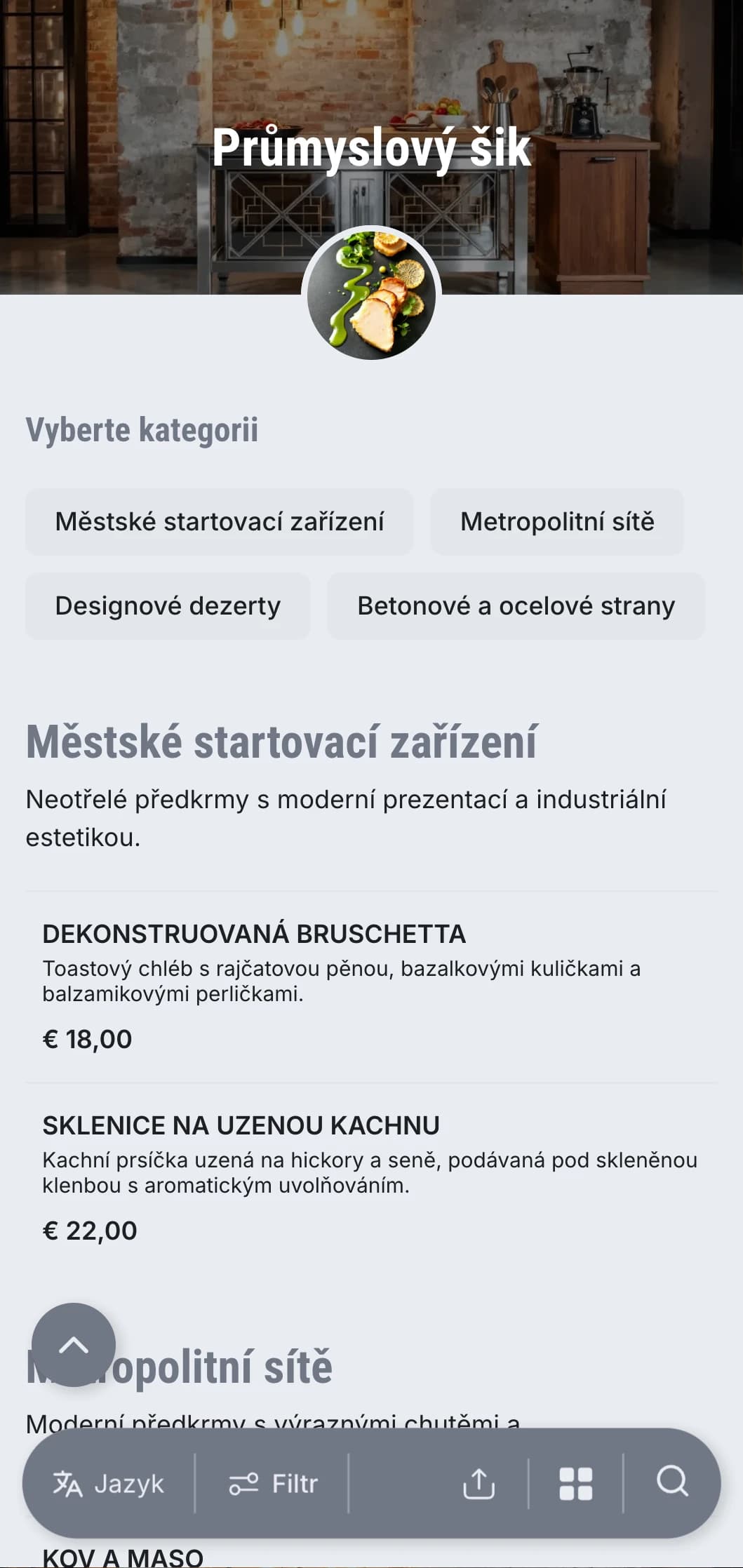 Drsná, ostrá prezentace cateringu s moderní městskou estetikou, kovovými prvky a betonovými texturami pro akce ve skladištích a vernisáže galerií.
