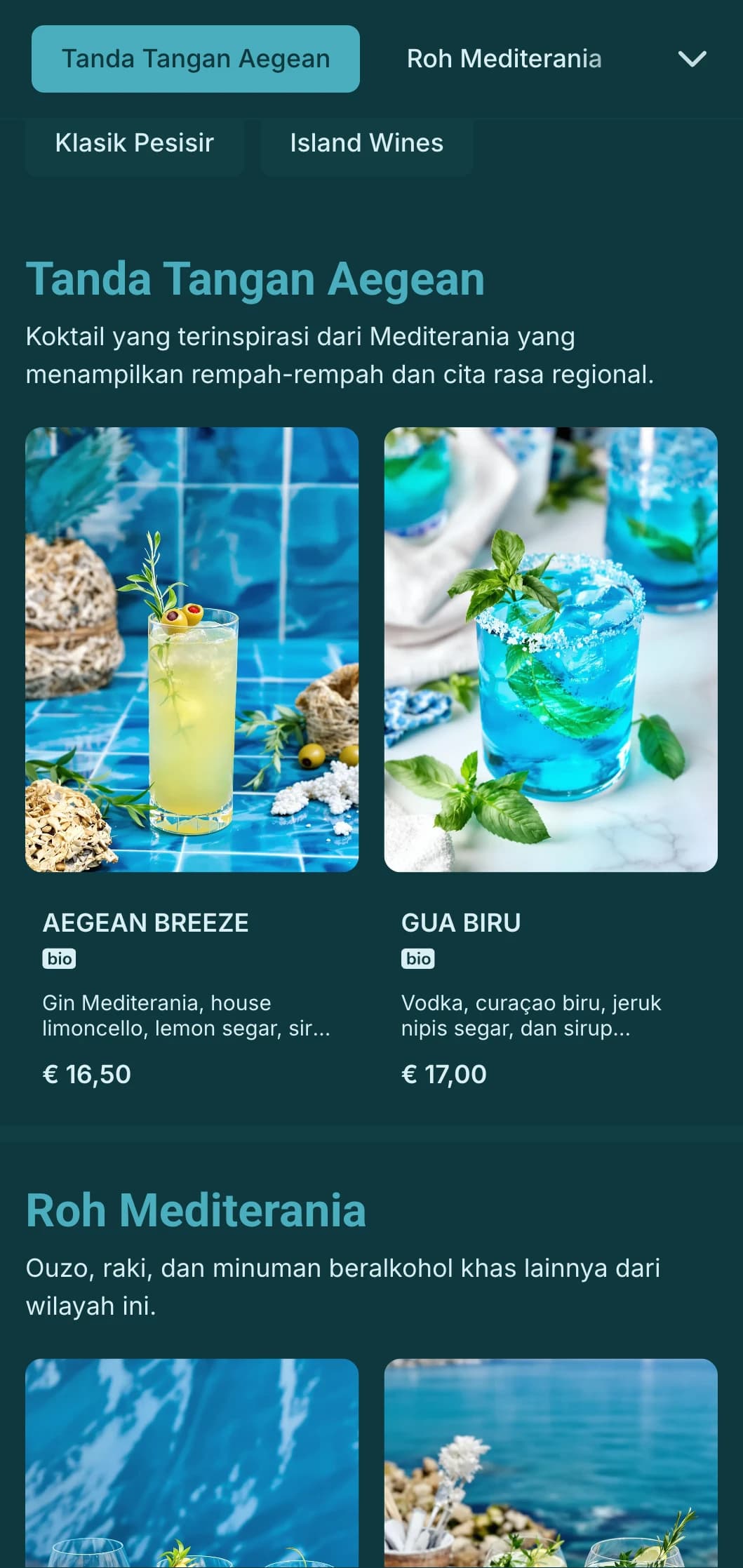 Desain biru yang menyegarkan dengan pola Mediterania untuk bar tepi pantai.