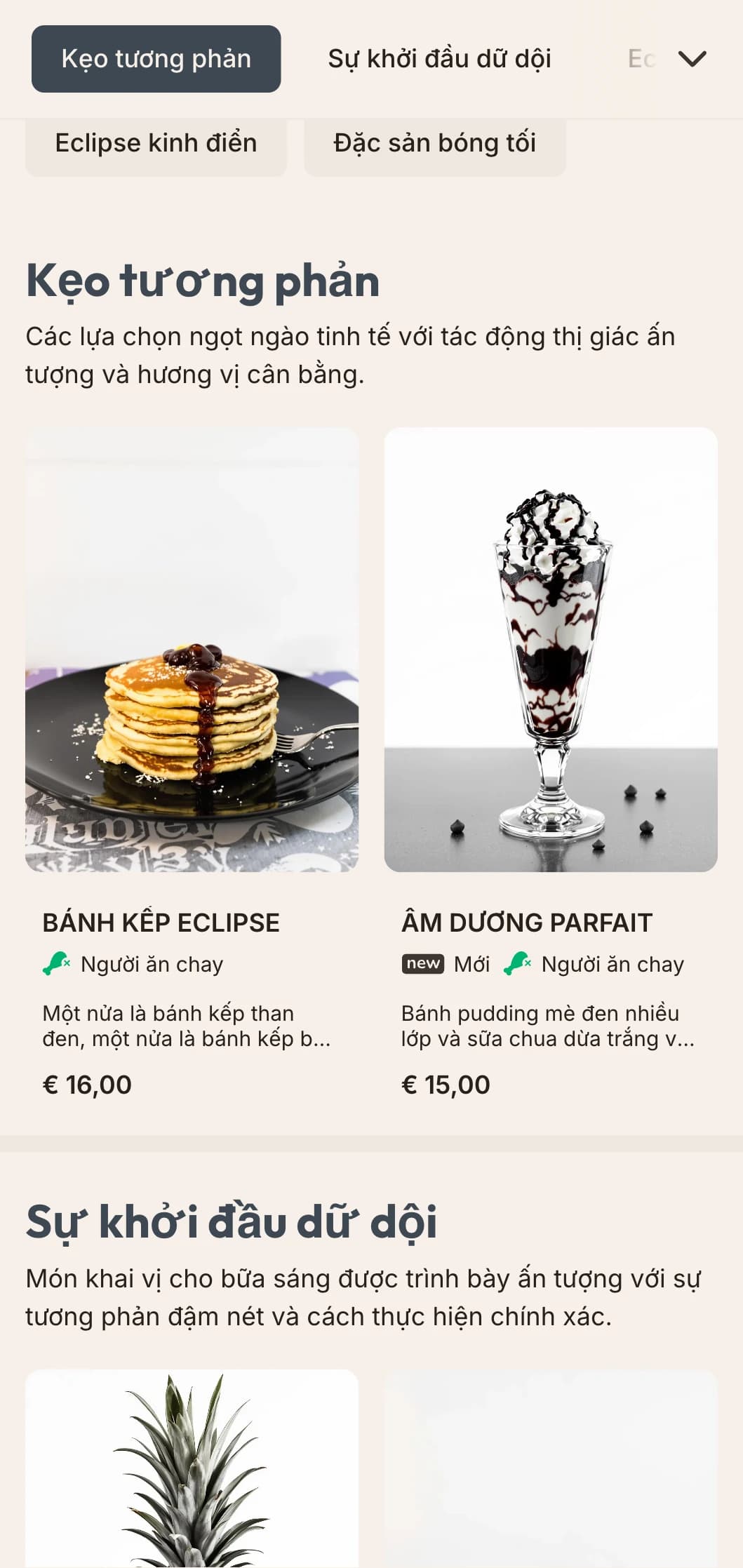 Bữa sáng hấp dẫn với sự tương phản rõ nét, cách bày trí tinh tế và sự kết hợp hương vị đậm đà.
