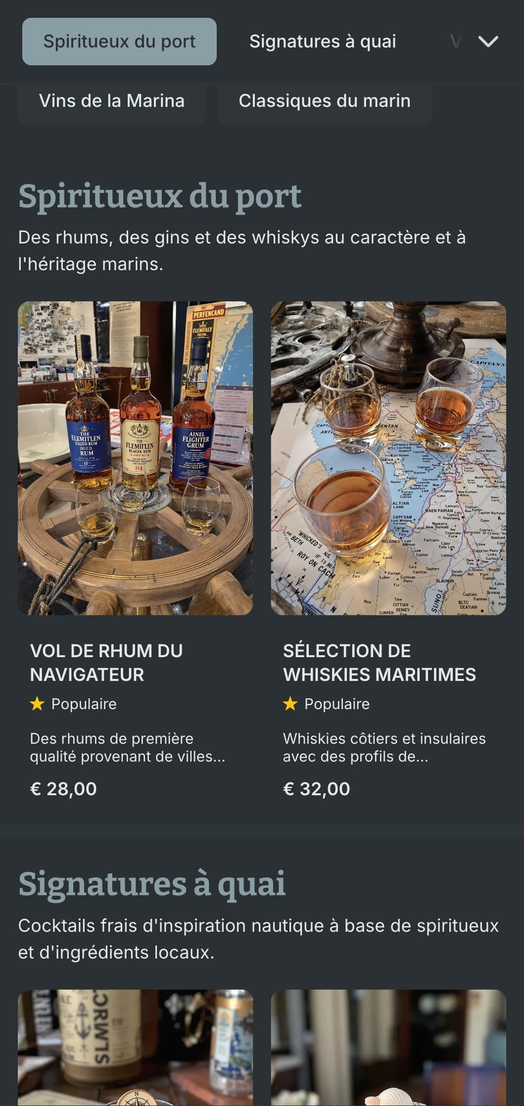 Un design bleu-gris avec des textures de bois vieillies pour les lieux à quai.