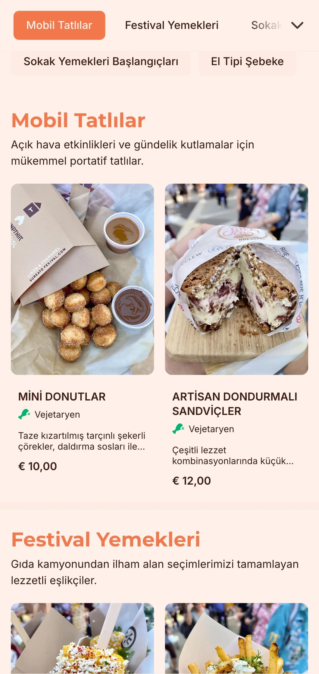 Açık hava etkinlikleri ve festivaller için elde taşınan favoriler ve rahat sunumlar içeren, gıda kamyonu mutfağından esinlenen eğlenceli, ulaşılabilir yemek servisi.