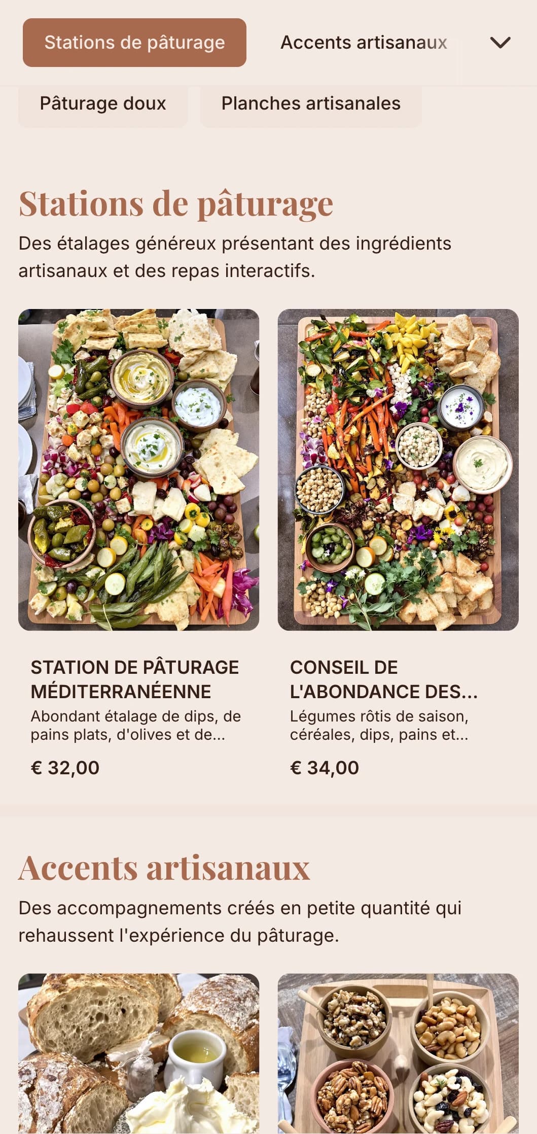Des tables et des plateaux créatifs proposant des fromages artisanaux, de la charcuterie et des accompagnements faits à la main pour les réunions sociales.
