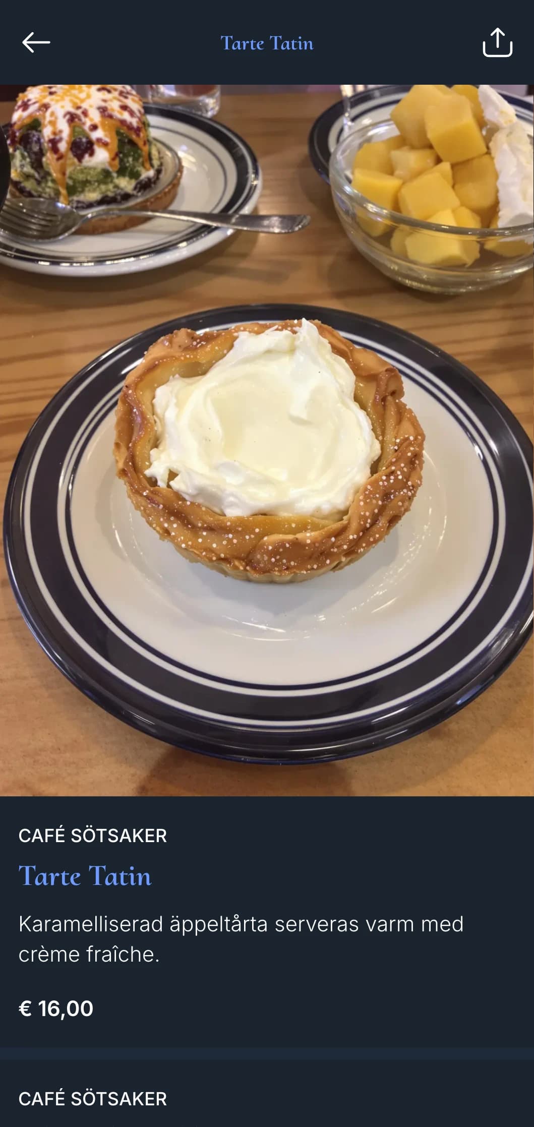 En charmig franskinspirerad middagsmeny med klassiska bistroelement och marinblå accenter, perfekt för det franska köket.