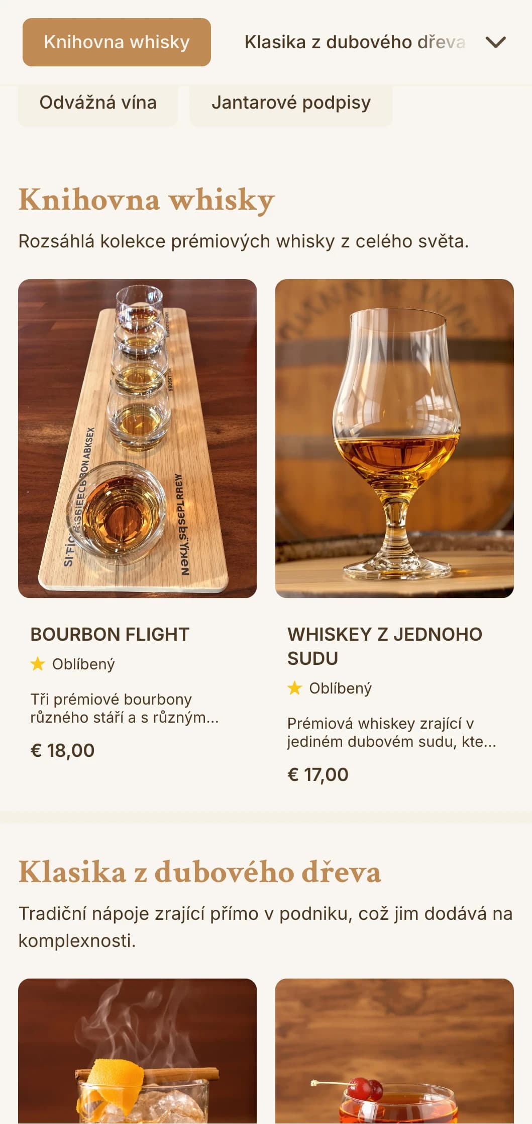 Sytě jantarový design s texturou dřeva pro speciální bary s whisky a bourbonem.