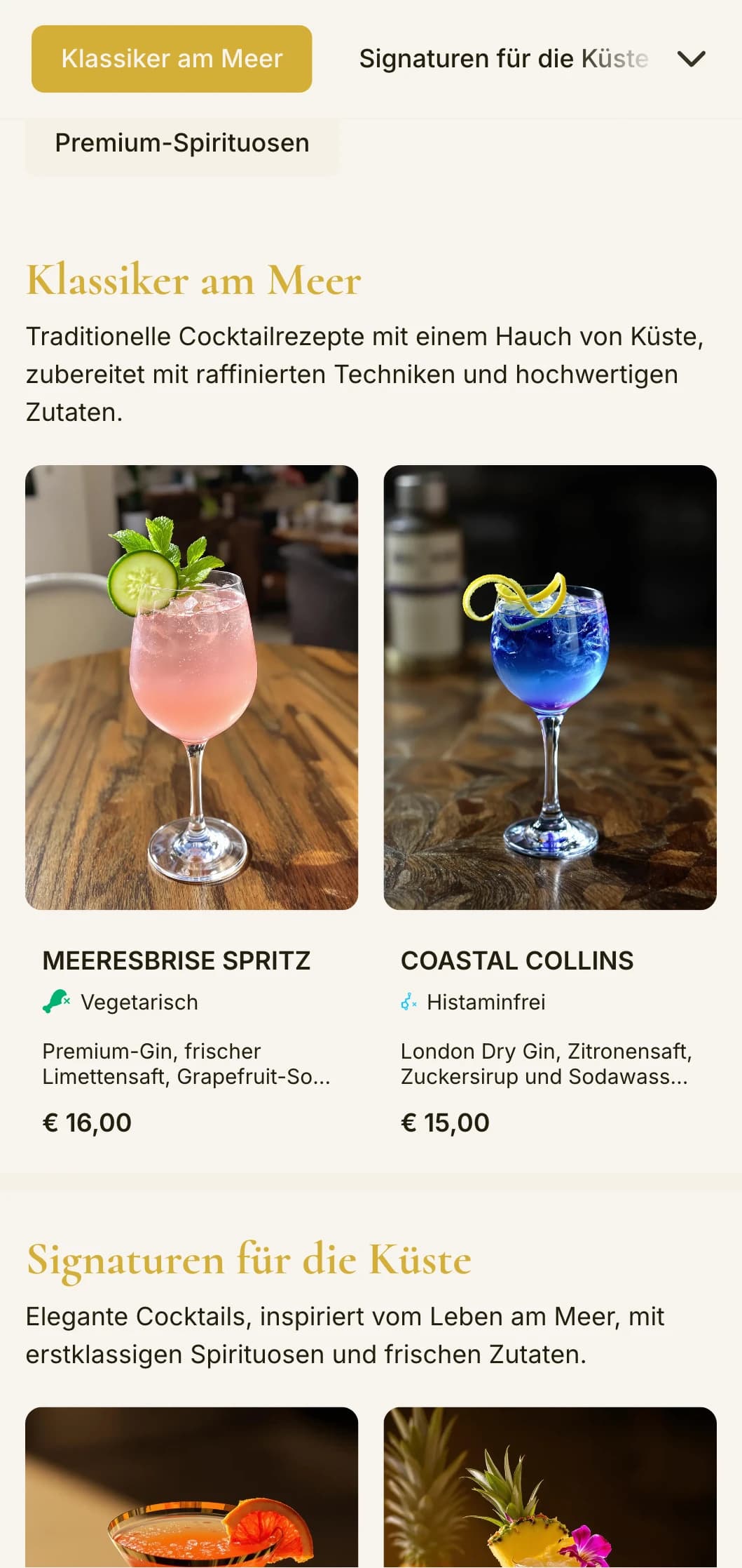 Ein anspruchsvolles, von der Küste inspiriertes Design für gehobene Strand- und Resortbars mit eleganter Typografie und goldenen Akzenten.