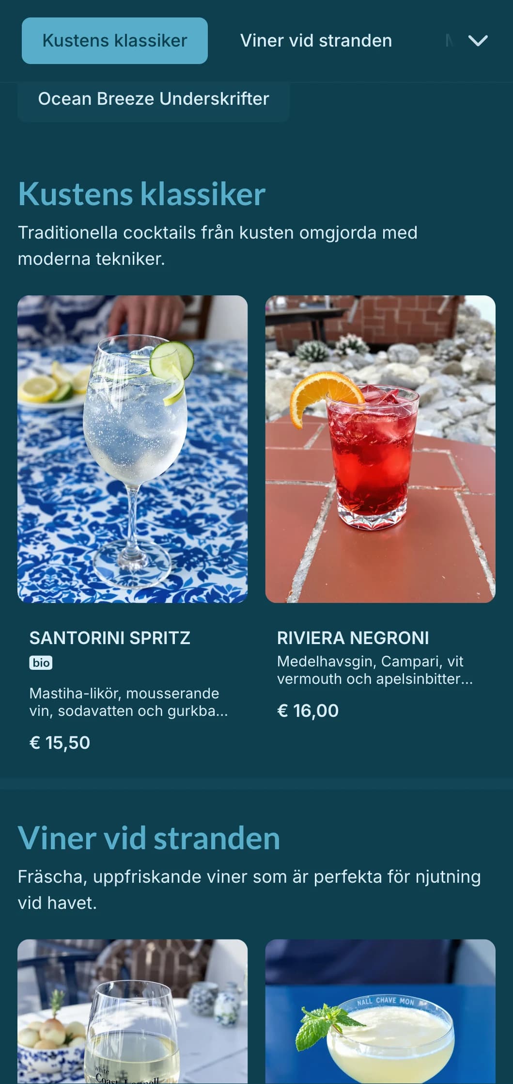 Ljus, luftig blå design inspirerad av havsvindar för cocktailställen vid stranden.