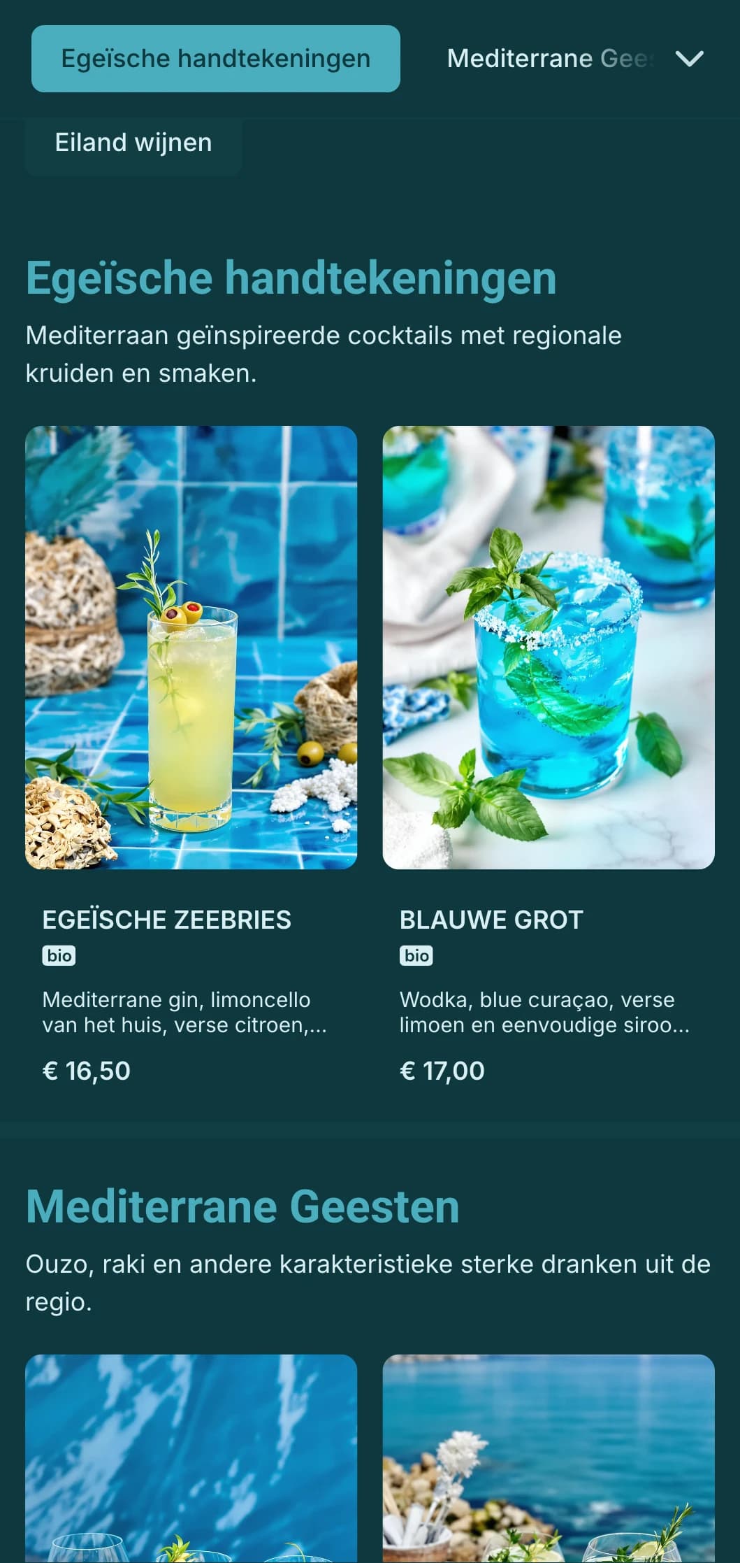 Verfrissend blauw ontwerp met mediterrane patronen voor bars aan het strand.