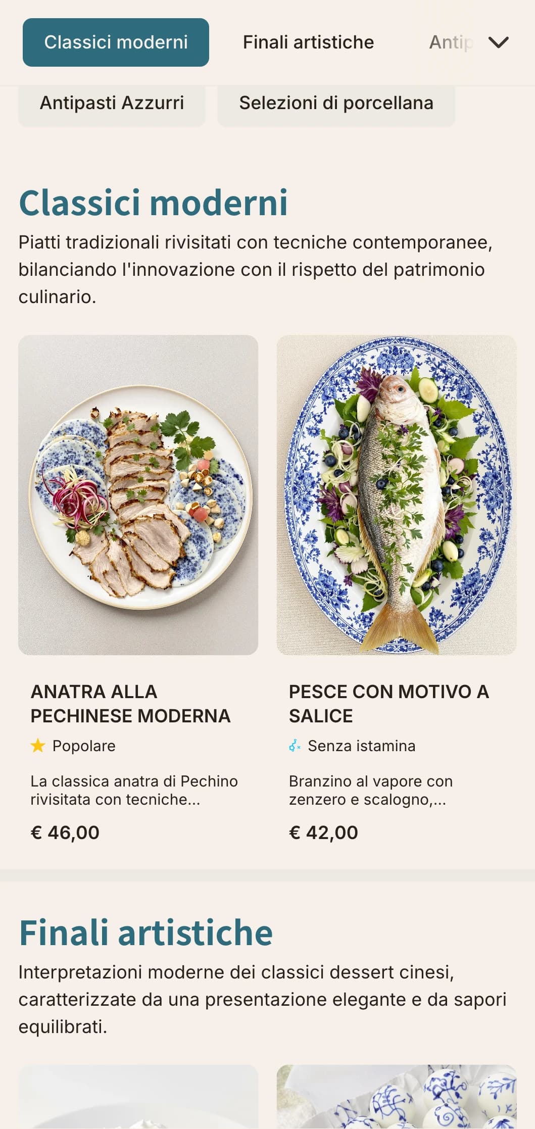 Il design contemporaneo dei menu cinesi si ispira alle porcellane bianche e blu, con linee pulite e interpretazioni moderne dei motivi tradizionali.