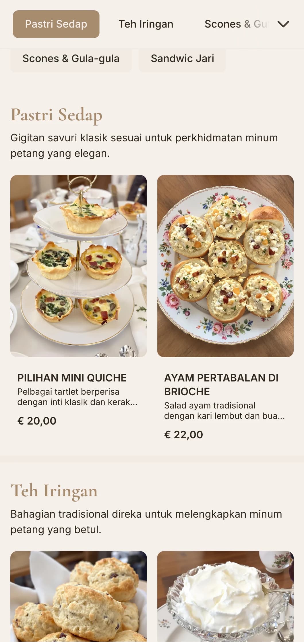 Perkhidmatan teh tradisional yang halus menampilkan sandwic jari, scone dan petit fours dengan persembahan klasik untuk perhimpunan petang yang elegan.