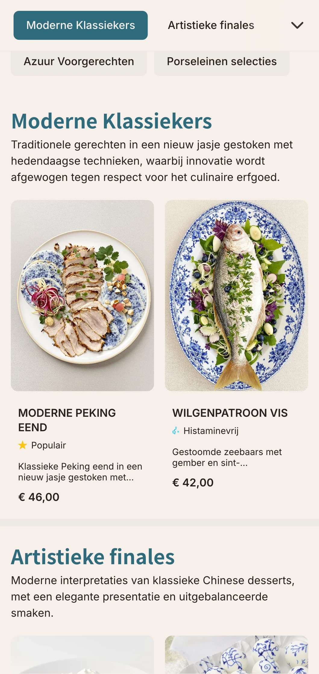Hedendaags Chinees menuontwerp geïnspireerd op blauw en wit porselein, met strakke lijnen en moderne interpretaties van traditionele patronen.