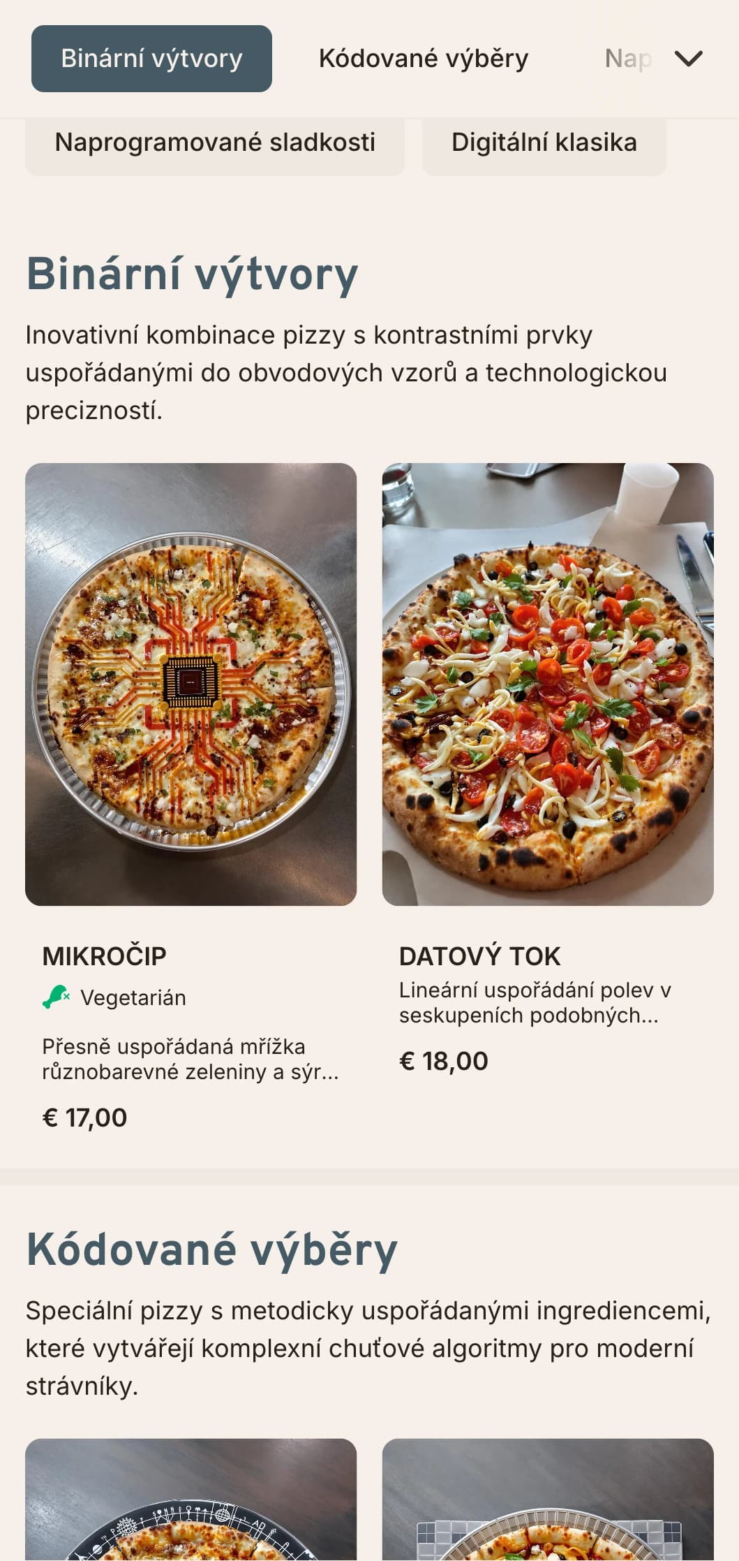 Nabídka pizzy inspirovaná technikou s estetikou desek plošných spojů pro moderní prostory.