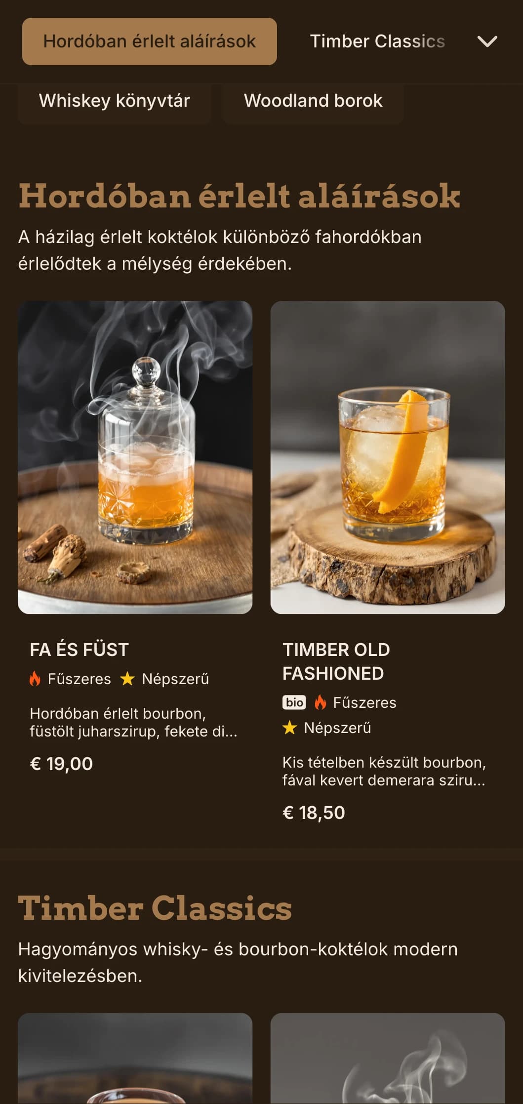 Gazdag, fa ihlette dizájn, amely kiemeli a hordóban érlelt koktélokat és whiskyt.