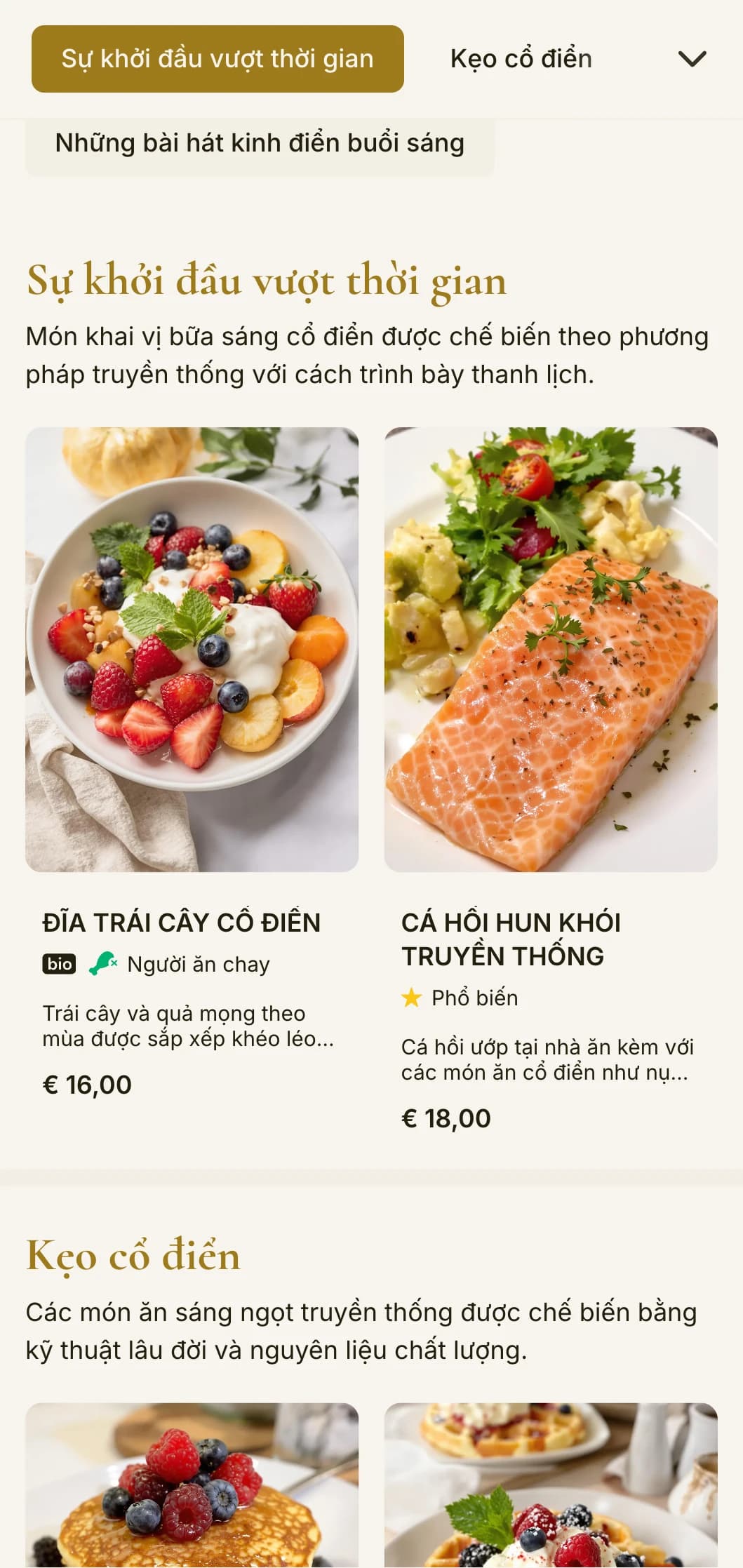 Bữa sáng cổ điển thanh lịch được trình bày với sự chú ý tinh tế đến từng chi tiết và các yếu tố phục vụ theo truyền thống.