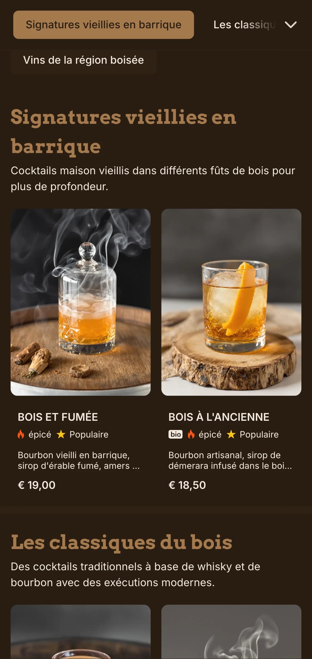 Un design riche inspiré du bois qui met en valeur les cocktails et le whisky vieillis en fût.