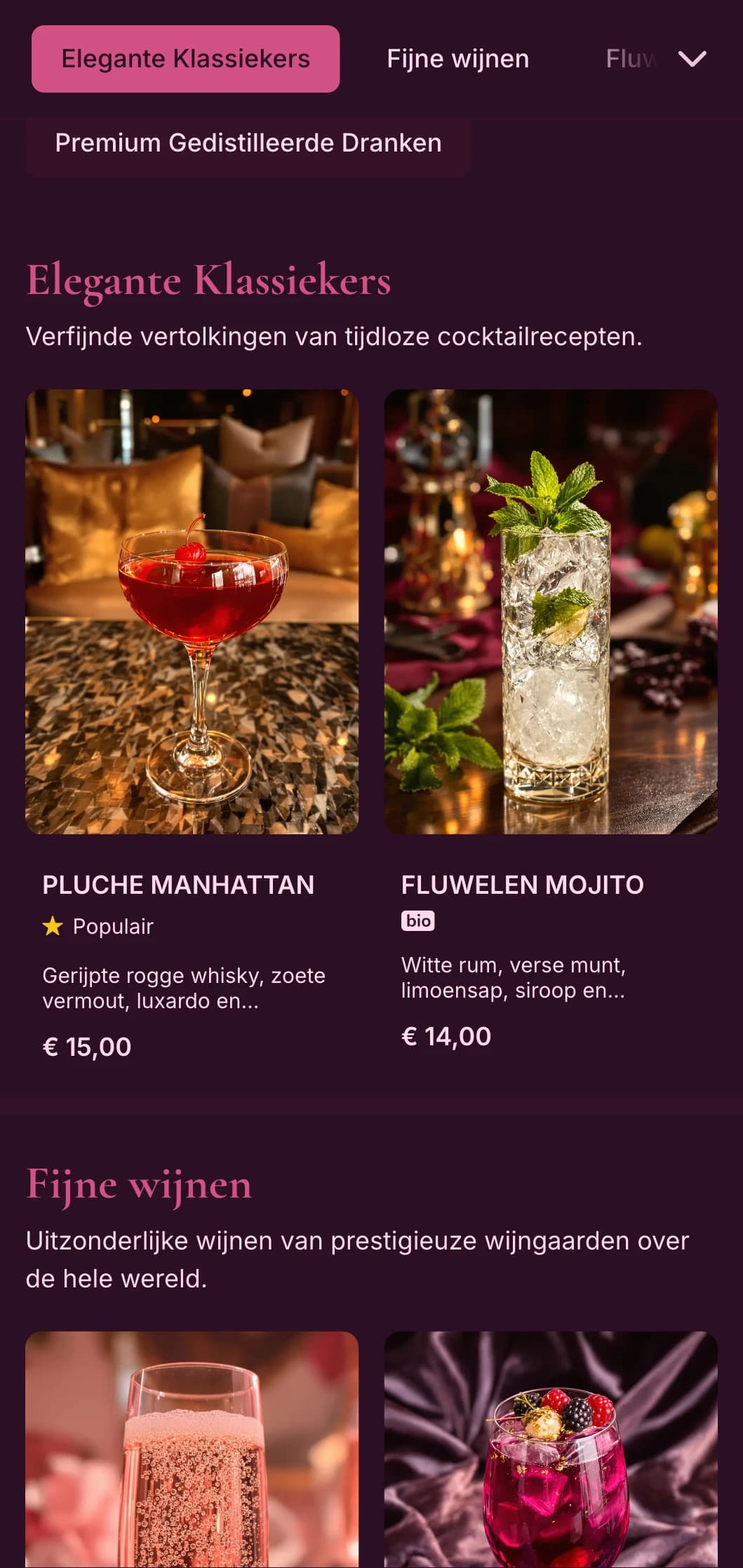 Rijk bordeauxrood ontwerp met pluchen texturen voor verfijnde cocktaillounges.