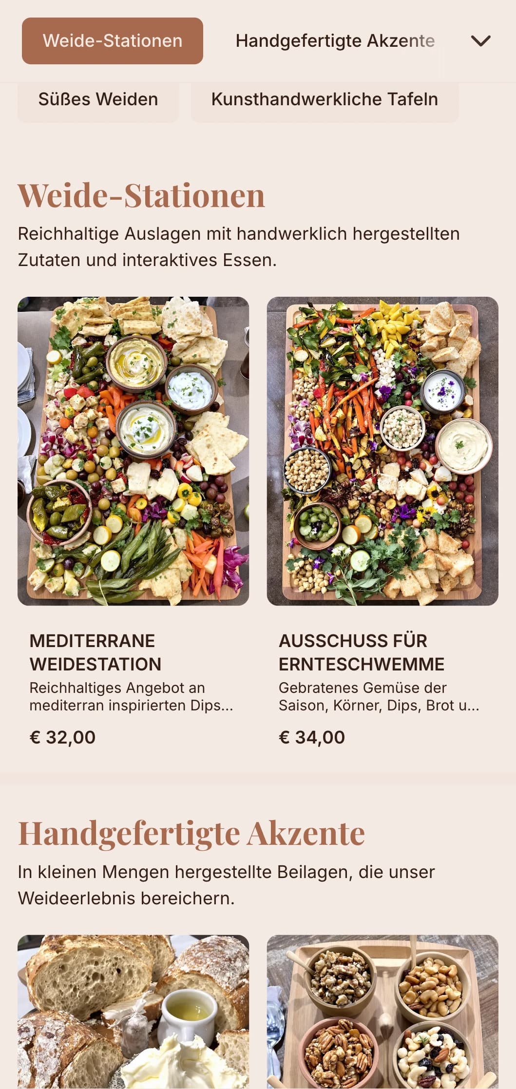 Kreative Tische und Tafeln mit handwerklich hergestellten Käsesorten, Wurstwaren und handgefertigten Beilagen für gesellige Zusammenkünfte.
