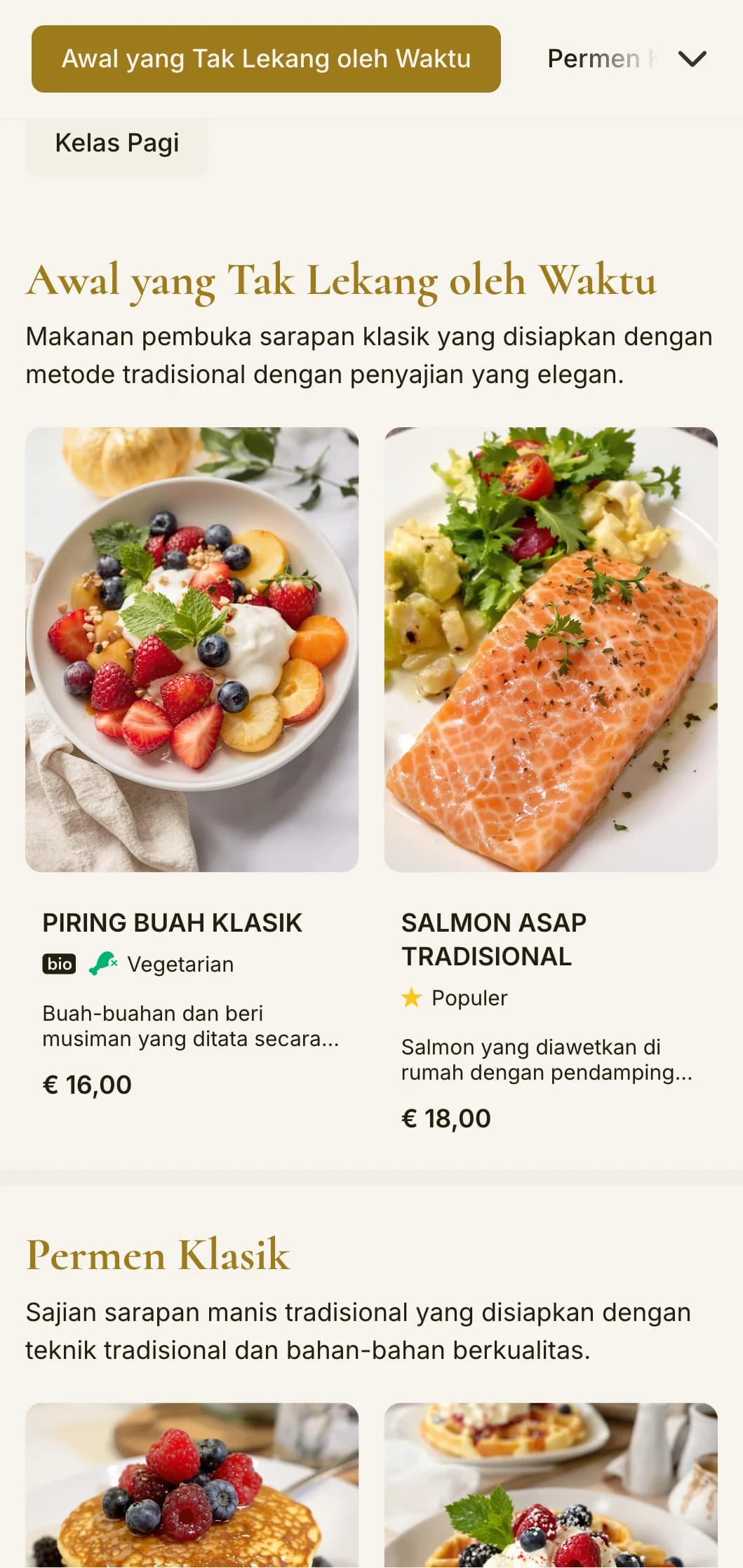 Sarapan klasik yang elegan disajikan dengan perhatian terhadap detail dan elemen layanan tradisional.