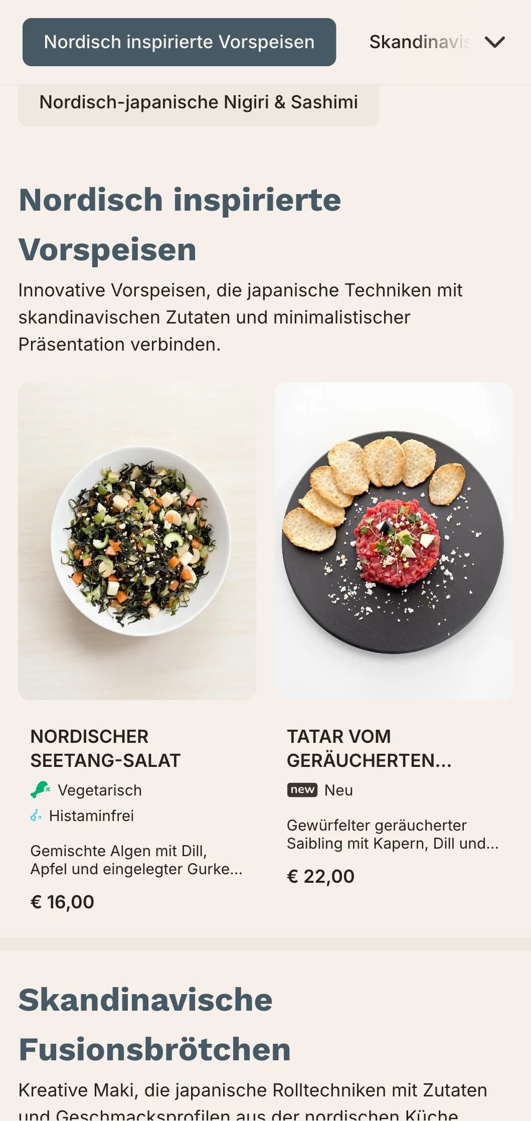 Zeitgenössisches Fusions-Sushi-Menü, das japanische Traditionen mit skandinavischem Minimalismus verbindet und sich durch klare Linien und gedämpfte Blautöne auszeichnet.