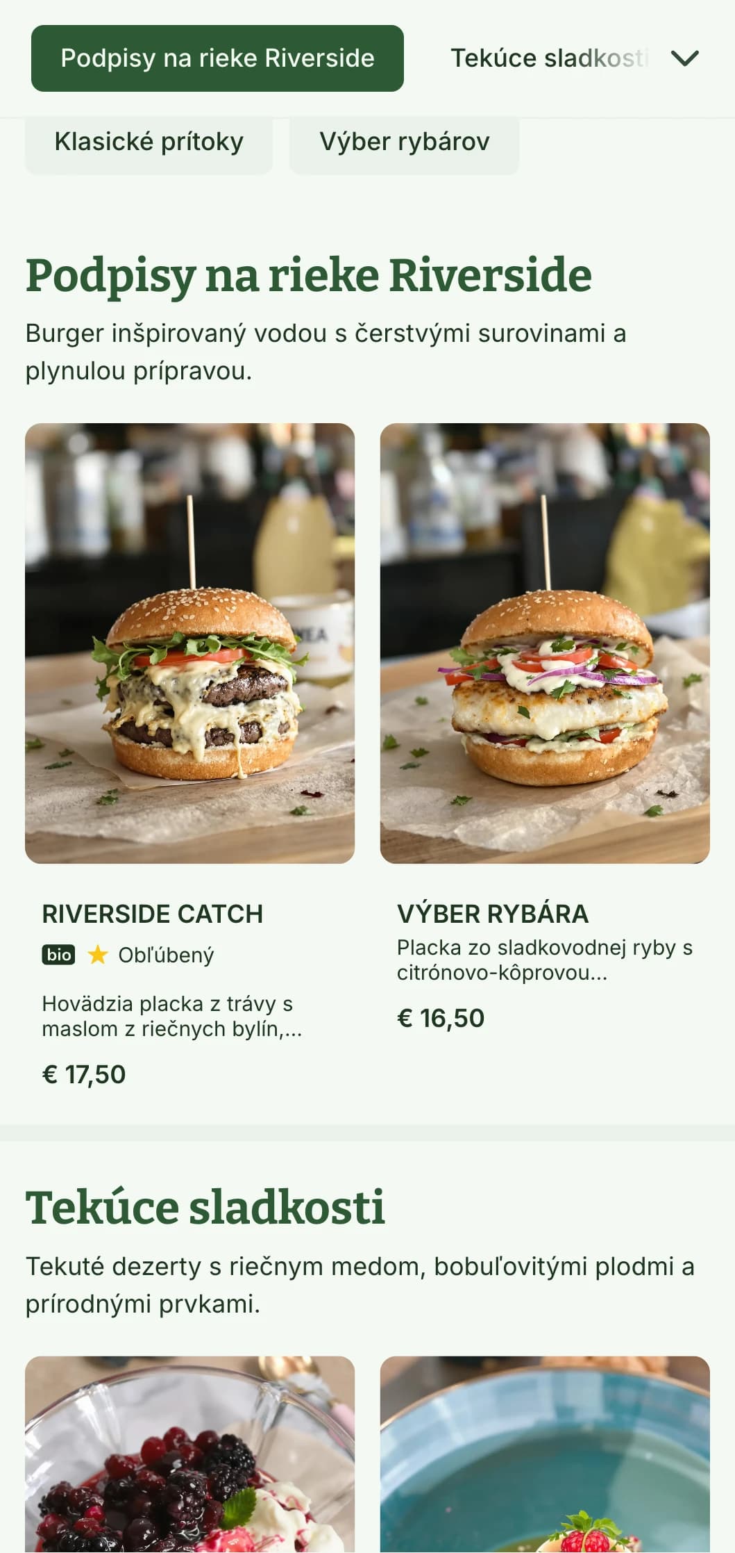 Zážitok z hamburgeru Riverside s vodnými prvkami a prírodnou modrozelenou paletou.