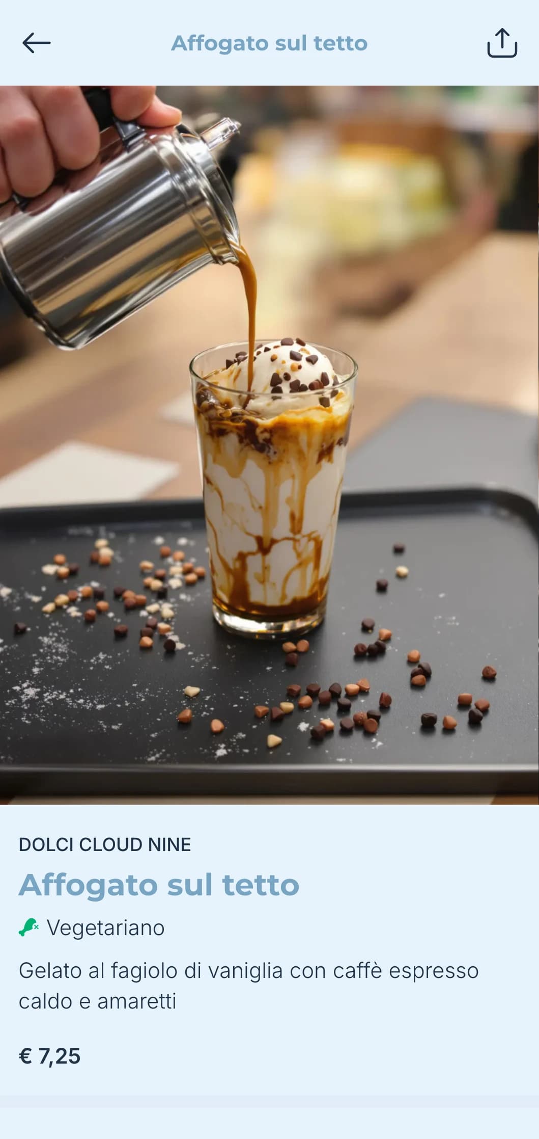 Un design fresco e blu con elementi ariosi per caffè sul tetto e brunch urbani.