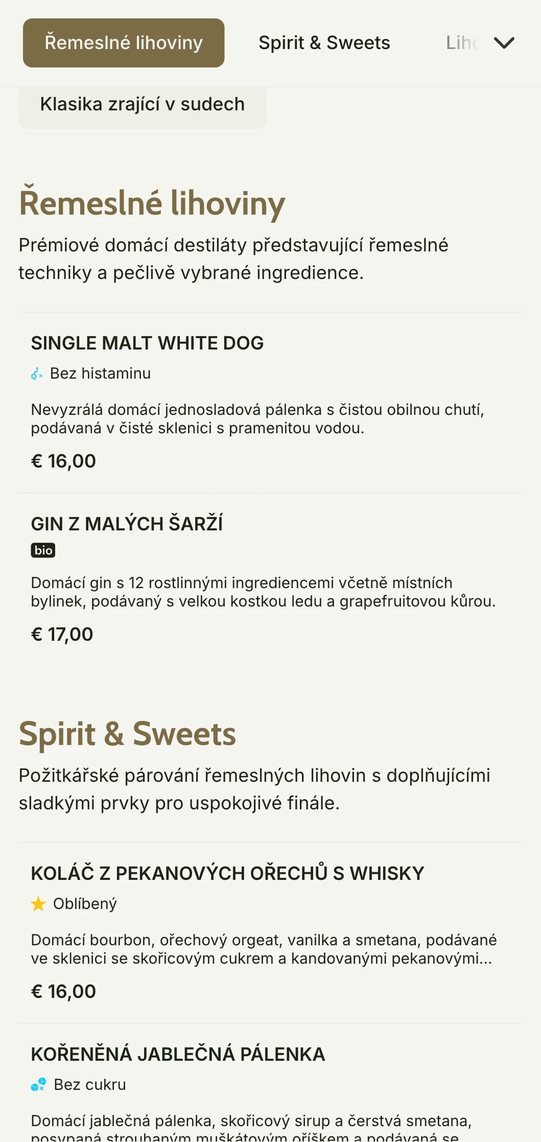 Rustikální, řemeslný design pro řemeslné palírny a bary zaměřené na lihoviny s teplými zemitými tóny a texturovanými prvky.