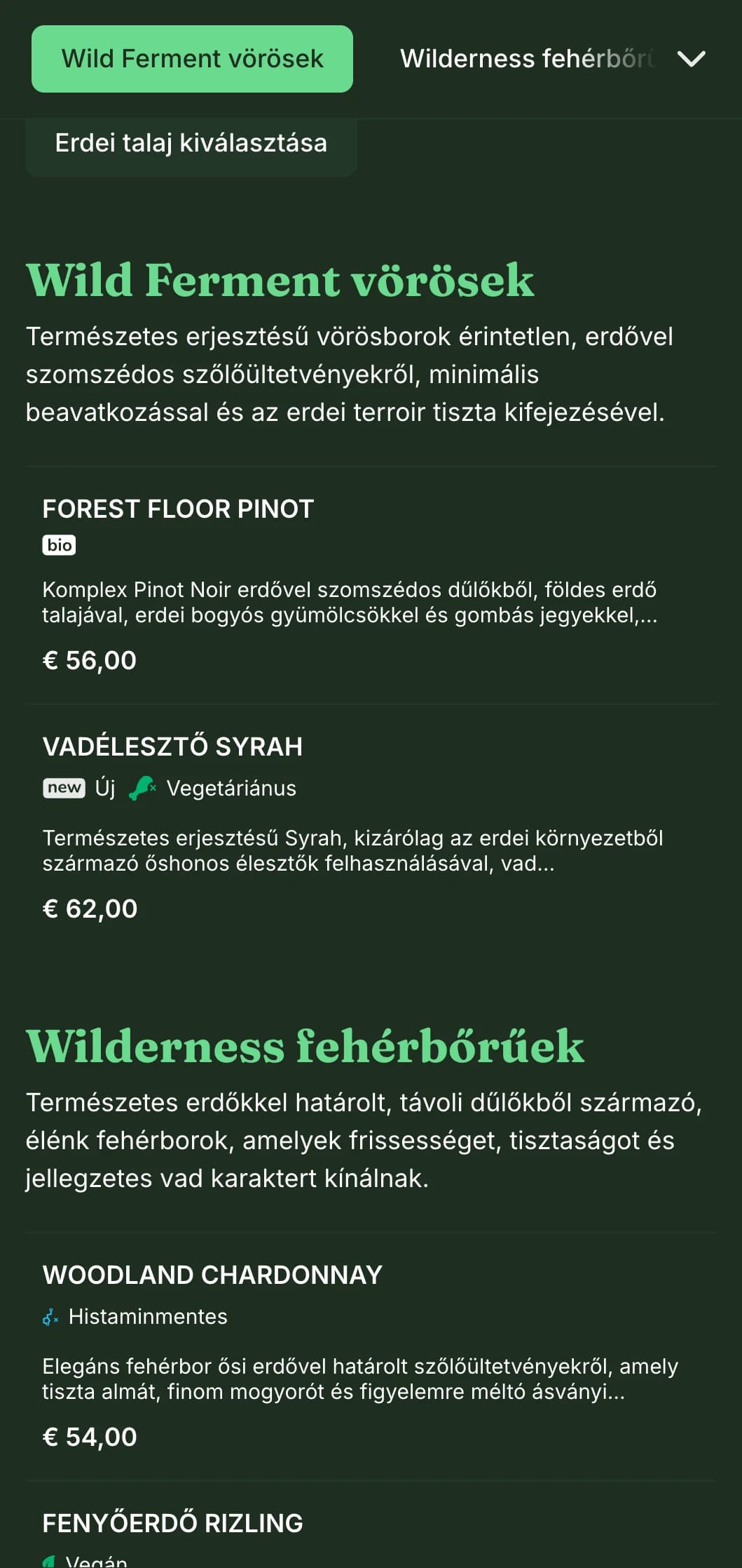 A természet ihlette sötét borlap sablon, amely vibráló zöld akcentusokat tartalmaz erdei háttér előtt, tökéletes erdei éttermek és rusztikus borbárok számára.