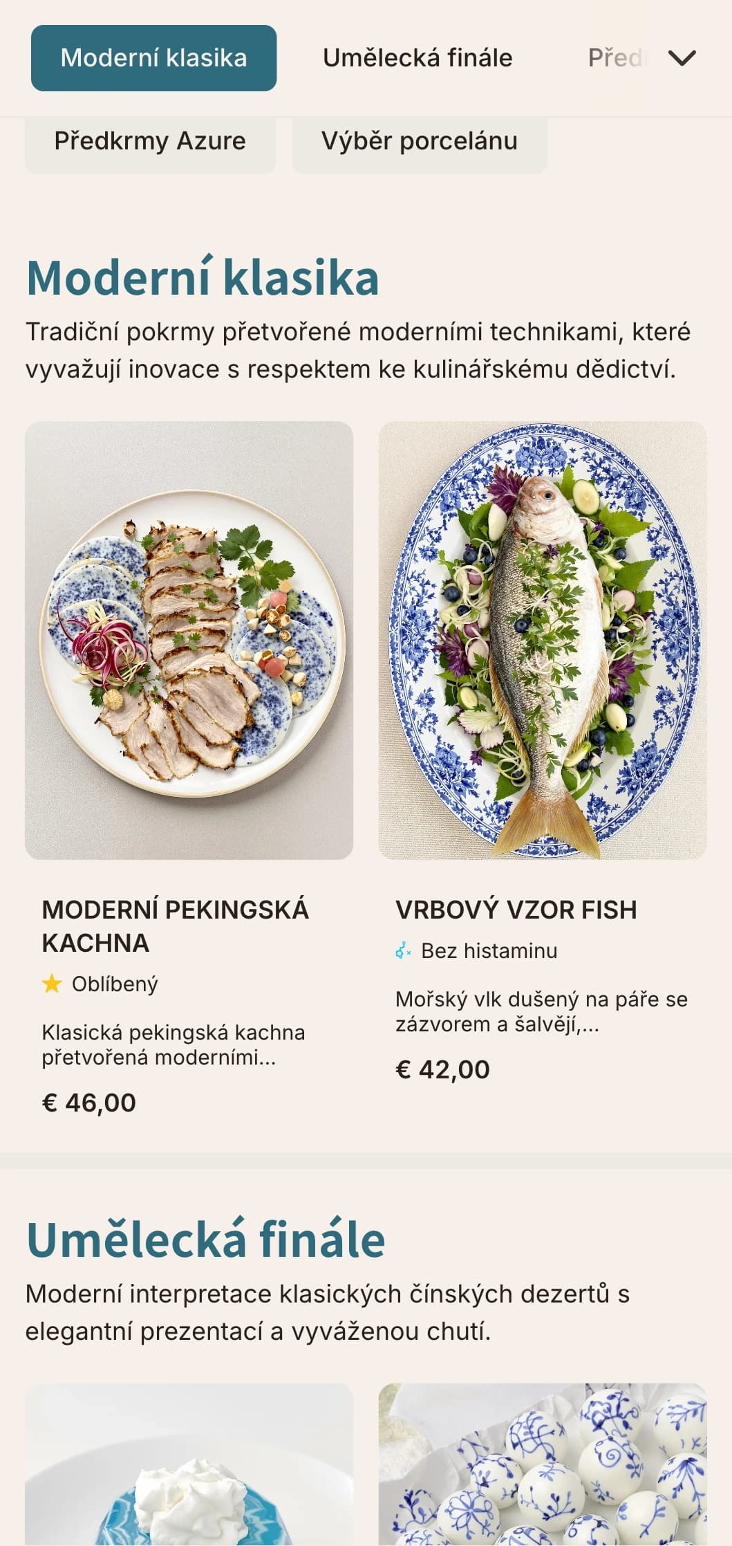Současný design čínských jídelních lístků inspirovaný modrobílým porcelánem s čistými liniemi a moderní interpretací tradičních vzorů.