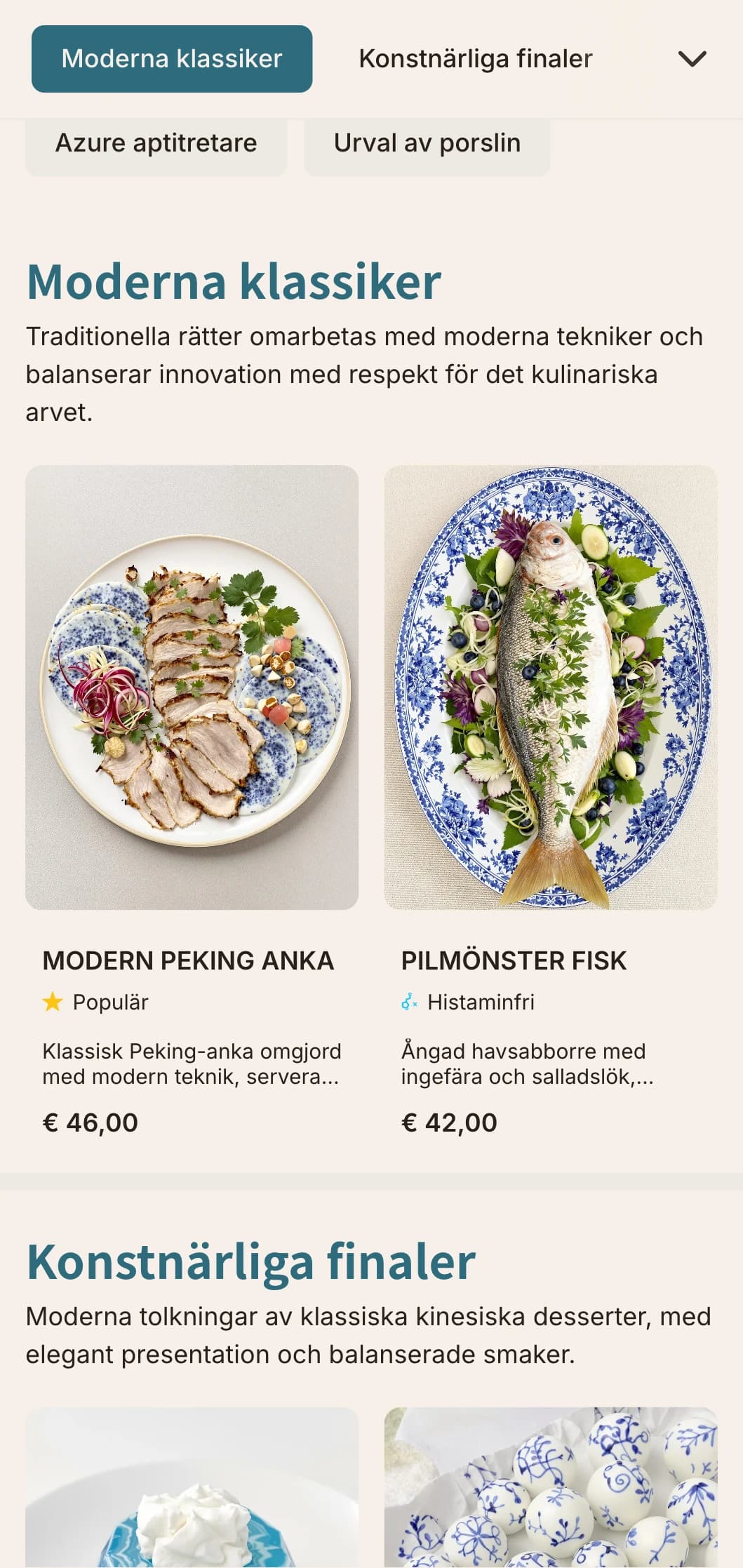 Modern kinesisk menydesign inspirerad av blåvitt porslin, med rena linjer och moderna tolkningar av traditionella mönster.