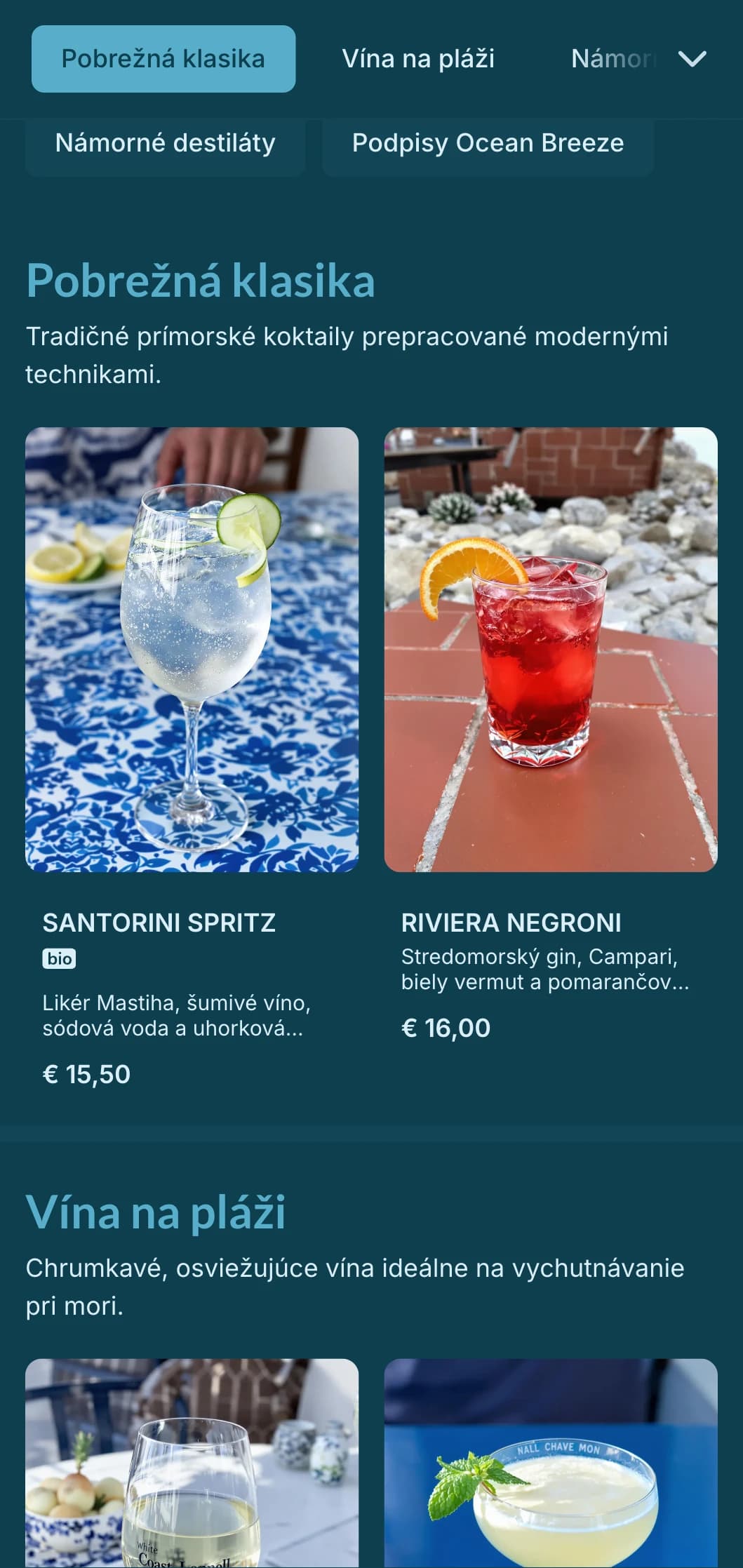 Ľahký, vzdušný modrý dizajn inšpirovaný oceánskym vetrom pre miesta koktailov na pláži.