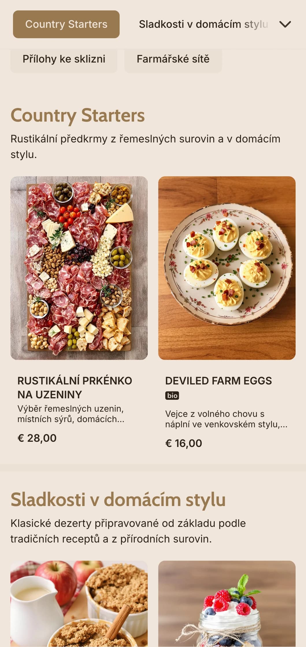 Vřelý catering inspirovaný venkovem s vydatnými pokrmy, rodinným stylem a rustikální prezentací pro svatby ve stodole a venkovské akce.