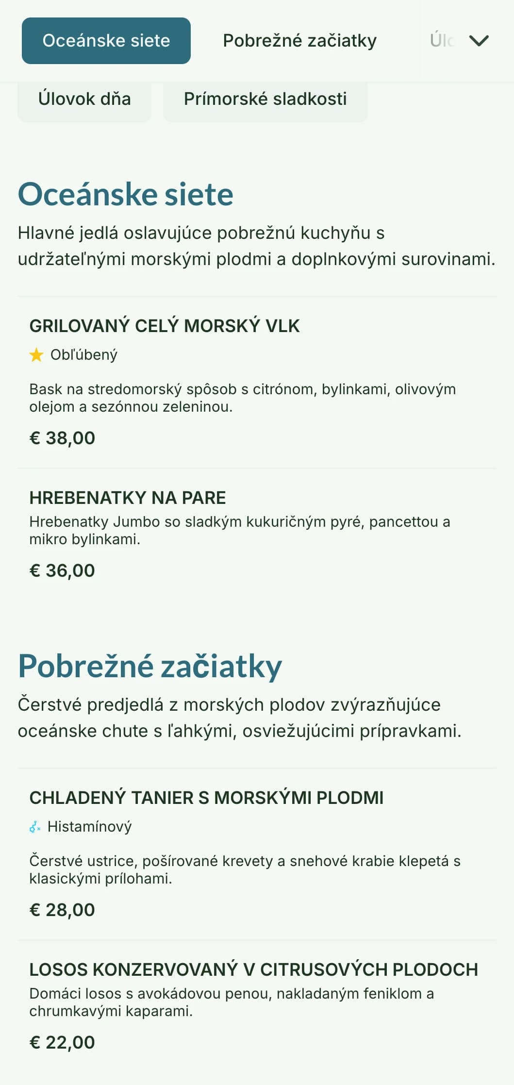 Svieži a vzdušný dizajn jedálneho lístka inšpirovaný životom na pobreží, s jemnou modrou farbou a prírodnými textúrami, ideálny pre reštaurácie s morskými plodmi.