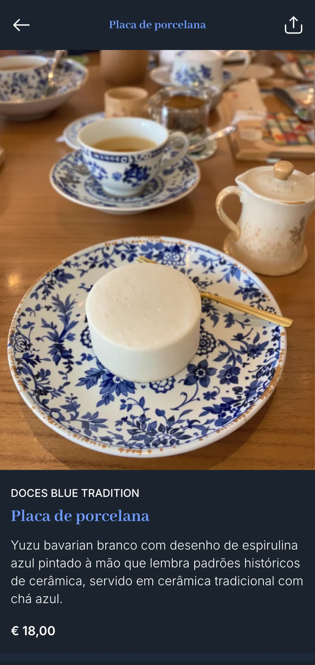 Cardápio tradicional de sushi japonês com rico azul cobalto inspirado na clássica cerâmica azul e branca.