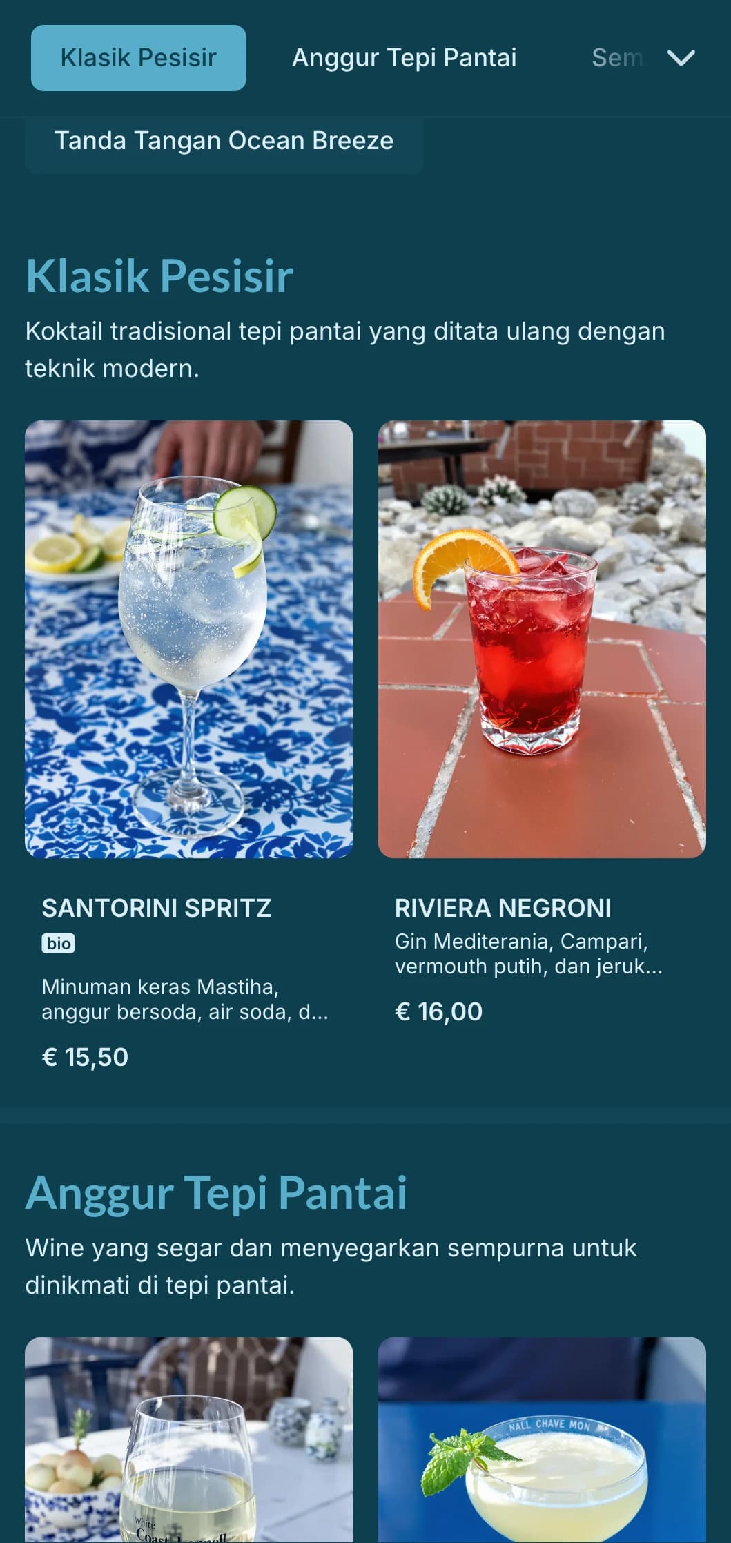 Desain biru yang ringan dan lapang terinspirasi dari angin laut untuk tempat koktail di tepi pantai.